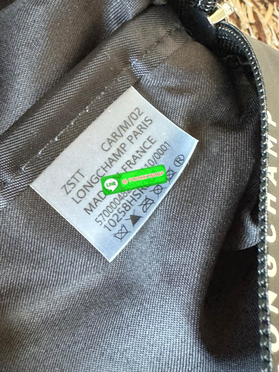 Longchamp LE PLIAGE ENERGY M YOGA BAG คอลเลกชั่นสุดเก๋ของ Longchamp ที่ซึ่งเป็นอีกหนึ่งแฟชั่นมาบรรจบกับกีฬา ออกแบบด้วยรูปแบบการเคลื่อนไหว ประสิทธิภาพ และความทนทานที่หลากหลาย ผลิตด้วยผ้าโพลีเอไมด์รีไซเคิลที่ผ่านการรับรอง ECONYL หัวซิปกันน้ำ มีให้เลือกหลายส