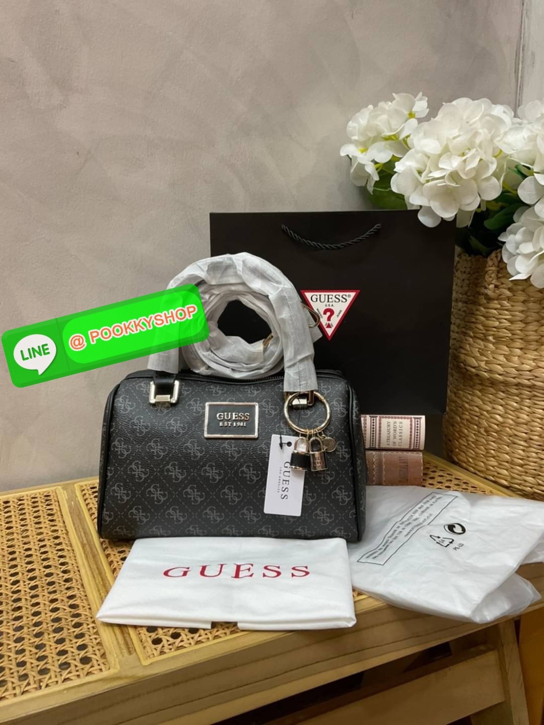 Guess Handbag with Small Shoulder Strap Tyren SG796605 New collection!! Guess ทรงหมอน ขนาดเล็ก ลายซิกเนเจอร์แบรนด์ ทรงหมอนยอดฮิต มีให้เลือก 5 สี สีสวยคลาสสิก เข้ากับง่ายกับทุกชุด ปิด/เปิด ด้วยซิป ภายในโล่งกว้าง แยกเป็นสัดส่วนใช้งาน ซับในตราแบรนด์