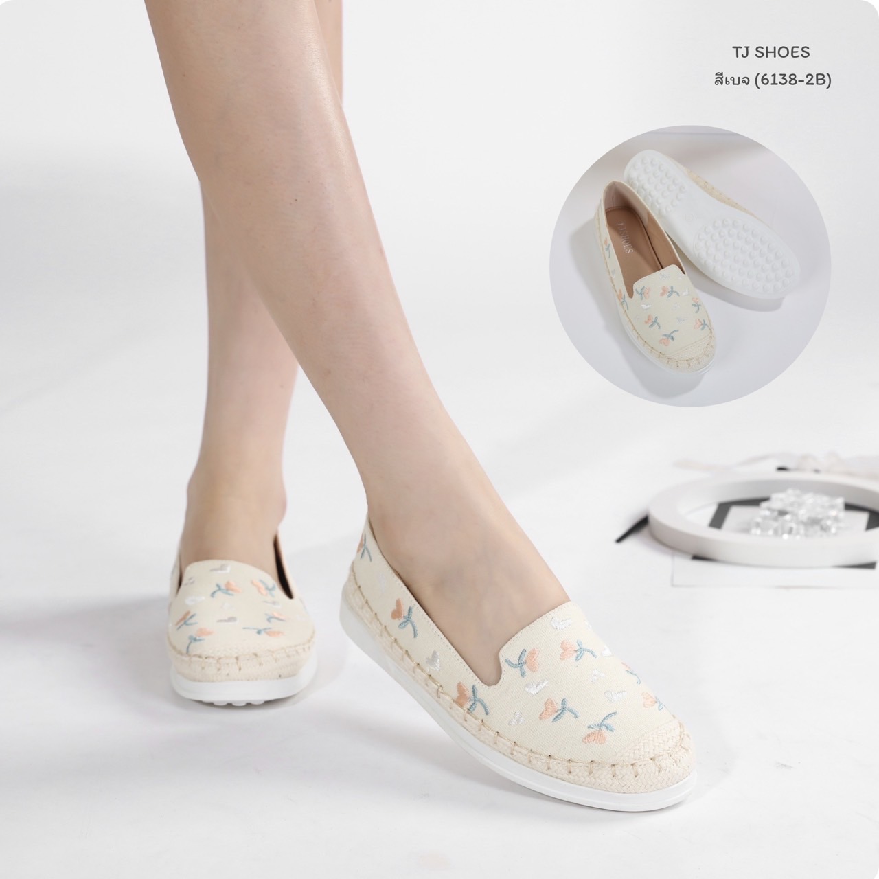 พร้อมส่งแบบใหม่มาแรง รุ่นนี้เป็นงานสั่งทำพิเศษ คุณภาพดีมากๆ - ผ้ารุ่นนี้นิ่ม นิ่มมากนิ่มสุดๆ - พื้นบุนวมนิ่มใส่นุ่มสบายมาก น้ำหนักเบา - ใส่นุ่มเดินทั้งวันได้สบายมากๆ - สวยใส่ง่าย แมทได้กับทุกชุด ใส่ได้ตลอดไม่ตกเทรนด์ - ส้นเกรดพรีเมี่ยมกันลื่นอย่างดี