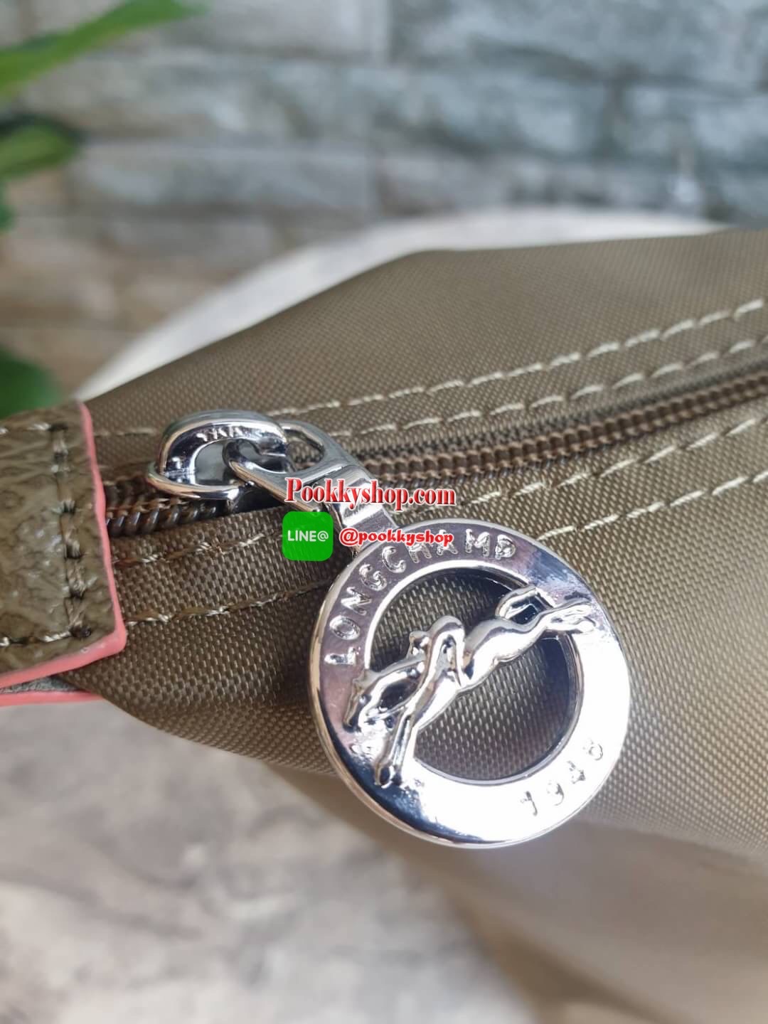 Longchamp Le Pliage Club Tote Bag Size L หูยาว วัสดุเนื้อผ้า Nylon Canvas เคลือบกันนำ้ ตัดด้วยหนังแท้ที่มีน้ำหนักเบา ดีไซน์เรียบง่ายแต่เต็มไปด้วยความคลาสสิก จนเป็นที่ชื่นชอบไปทั่วโลก Longchamp ปรับโฉม LE PLIAGE ด้วยการปักลายรูปม้า-ตราสัญลักษณ์ของแบรนด์บนผ