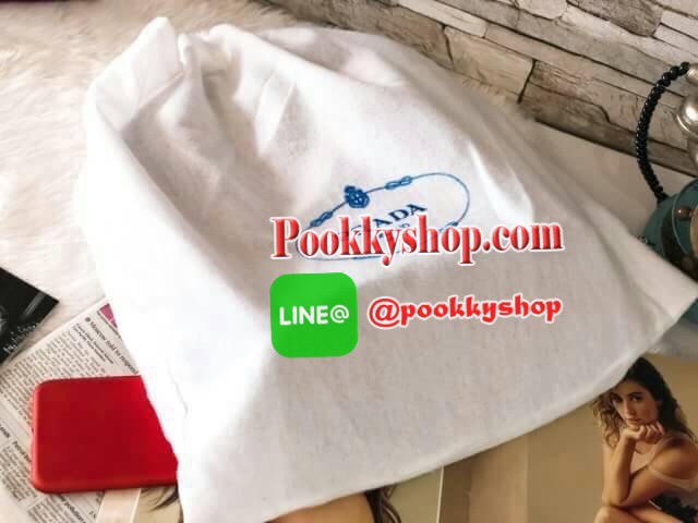 สะพายหลัง PRADA วัสดุไนล่อนหนาอย่างดีกันน้ำ ขนาดกระทัดรัด พกพาง่าย น้ำหนักเบา กระเป๋าแบ่งเป็น 2 ช่องใหญ่ ช่องซิปหลักด้านในโล่งกว้าง มีช่องใส่ Ipad แบ่งสัดส่วน พรีเมียมกิฟแท้จากเคาน์เตอร์แบรนด์ นำไปใช้ต่างประเทศได้ค่ะ ด้านหน้ามีช่องย่อยใส่ของจุกจิก2 ช่อง ด