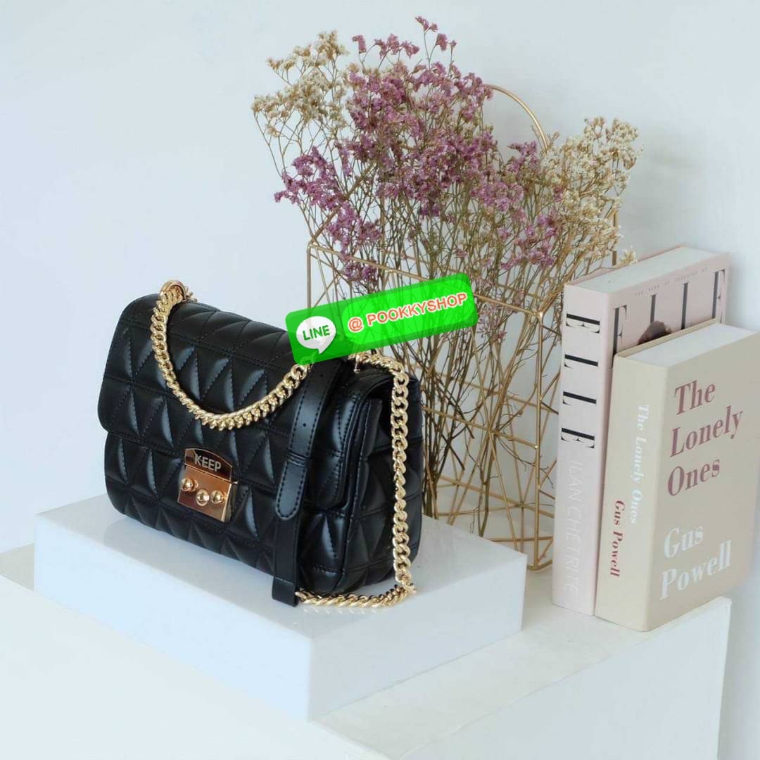 รุ่นขายดีเข้าเพิ่ม สำหรับ KEEP รุ่น ‘ Squash ‘ (( classic size 10” )) ตัวกระเป๋าหนังตัวใหม่ Microfiber ลายหนังสวยมากๆคะ การตัดเย็บประณีตทุกช่อง ทำลายออกมานิ่ม ตึง ตัดกับอะไหล่ทองยิ่งเพิ่มความ Classy ไปอีก