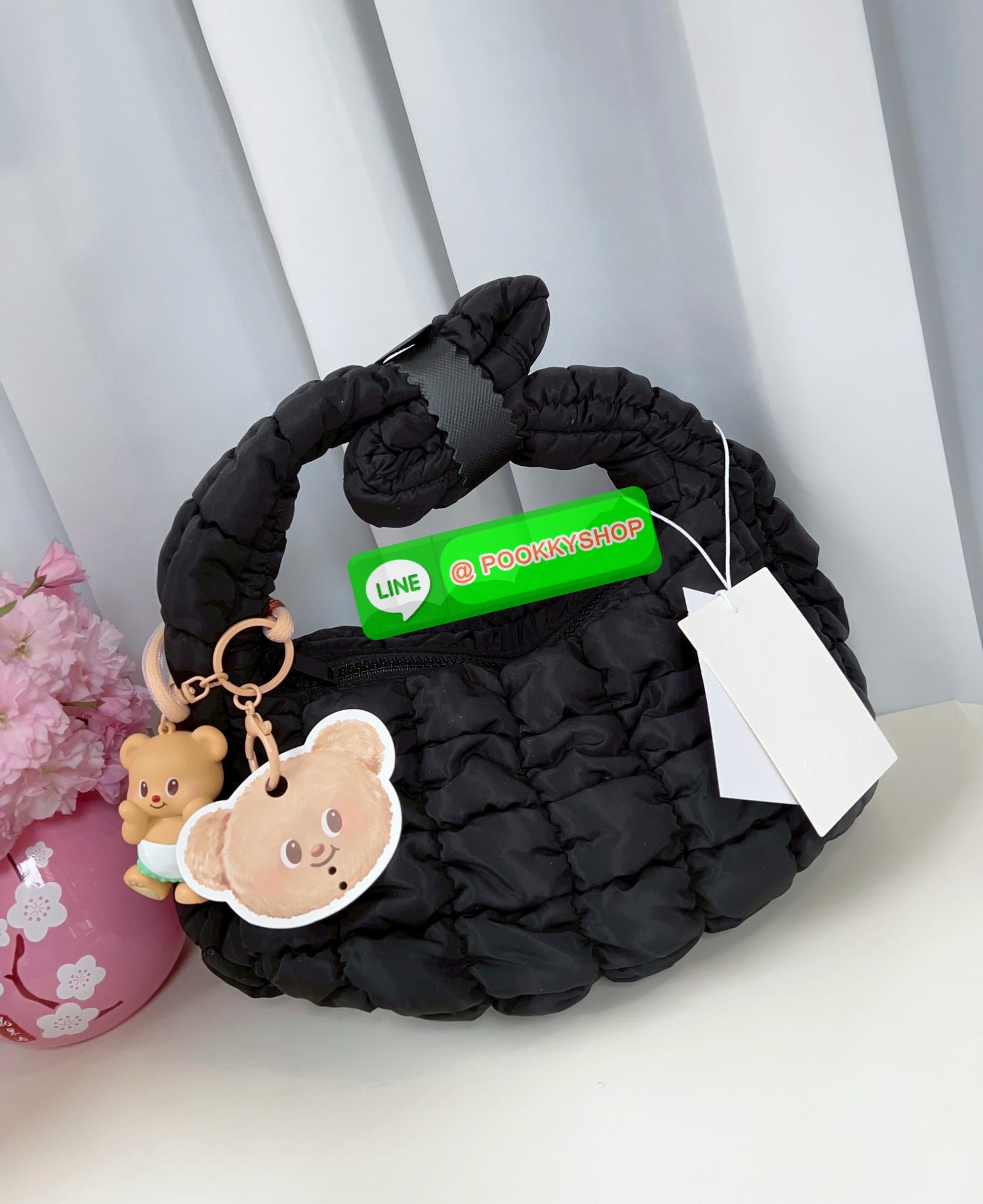 **สินค้าเข้าใหม่** ส่งพร้อมพวงกุญแจTeddy bearค่า กระเป๋าสวยพวงกุญแจน้องหมีก็น่ารัก #มีจำนวนจำกัด ห้า พลาดค่าา! 📌สีดำยังไงก็วินน แต่งตัวเสร็จออกจากบ้านหยิบใบนี้ติดมือได้เลย COS QUILTED MINI BAG BLACK 📸พร้อมส่ง! กระเป๋าจากแบรนด์COS ที่ไม่มีใ