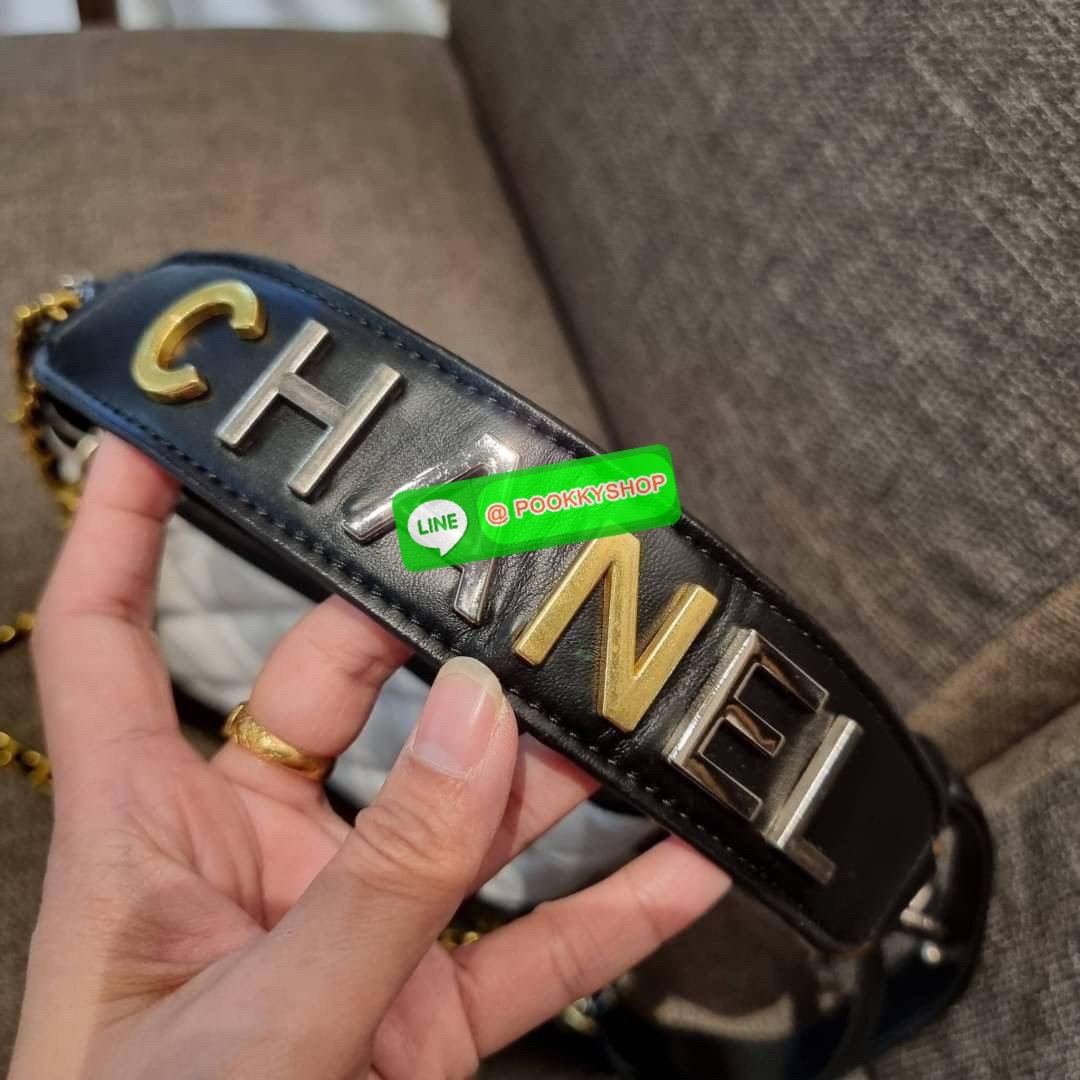 RESTOCK!! LIMITED SHOULDER BAG พรีเมี่ยมกิ๊ฟ Chanel ไซส์คลาสสิค กระเป๋าสะพายข้าง/ไหล่ หนังสังเคราะห์ นิ่ม หรู มาพร้อมพวงกุญแจสัญลักษณ์แบรนด์ พิเศษ!! สายคล้อง jumbo font เพิ่มดีเทลความแพง อะไหล่พร้อมโซ่สะพายสีทองสลับสีเงินรมดำ สามารถสะพาย crossbody หรือสะพ