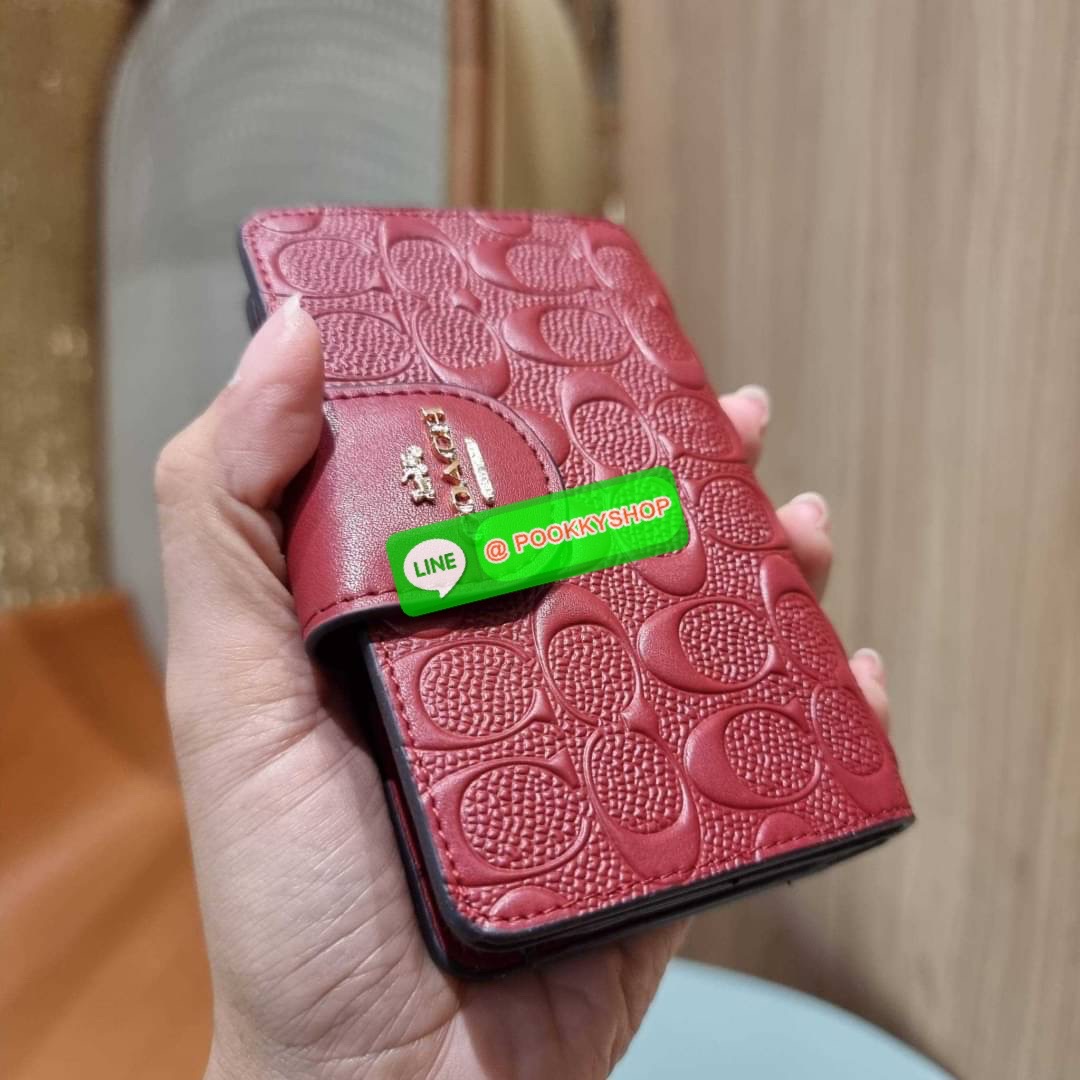 COACH C5896 MEDIUM CORNER ZIP WALLET IN SIGNATURE LEATHER คอลเลคชั่นใหม่งานหรู งานดูแพง จัดให้เลย!! กระเป๋าสตางค์ใบกลาง ดีไซน์ใหม่ สุดหรู แค่เห็นก็ต้องเลิฟ ถือใช้ขับผิวทุกสี วัสดุหนังแท้ปั๊มลายนูนสวยคม ภายในมีช่องใส่บัตร ใส่ธนบัตรได้ครบ และมีช่องซิปแยก ใบ