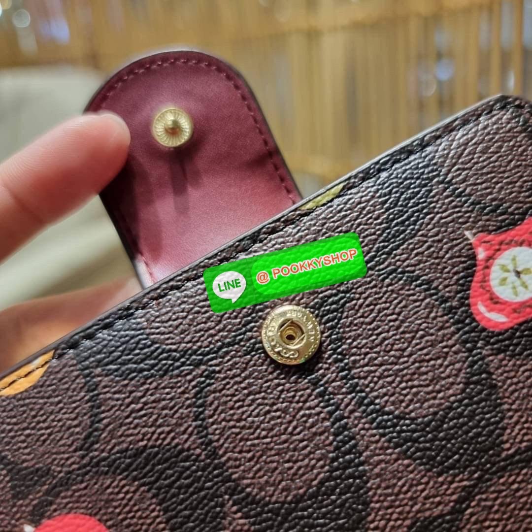 COACH C7413 MEDIUM CORNER ZIP WALLET WITH ORNAMENT PRINT คอลเลคชั่นใหม่ กระเป๋าสตางค์ใบกลาง ดีไซน์ใหม่ สุดหรู คละลายพริ้นท์เต็มใบ น่าใช้ไปอีก วัสดุหนังแคนวาสเคลือบลาย ภายในมีช่องใส่บัตร ใส่ธนบัตรได้ครบ และมีช่องซิปแยก ใบจริงสวยมากๆ แนะนำจ้า ราคาสุดคุ้มครบ