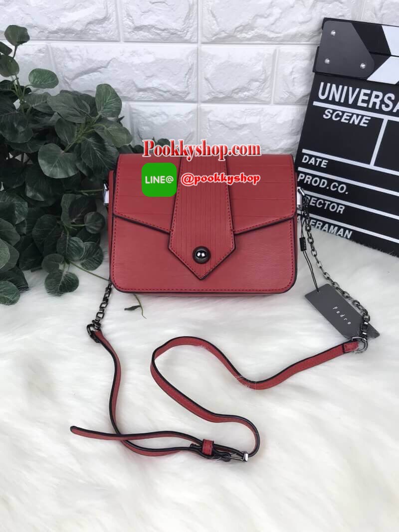 PEDRO EMBOSSED FLAP SHOULDER BAG กระเป๋าสะพายวัสดุหนังเรียบแต่งลายเดินร่องตัดกันสวยงาม เปิดปิดด้วยกระดุมแม่เหล็ก ด้านในมีช่องใหญ่ 2 ช่อง รุ่นนี้ใส่ iphone7 plus ได้ค่ะ สายสะพายยาวปรับระดับความยาวได้ตามต้องการ