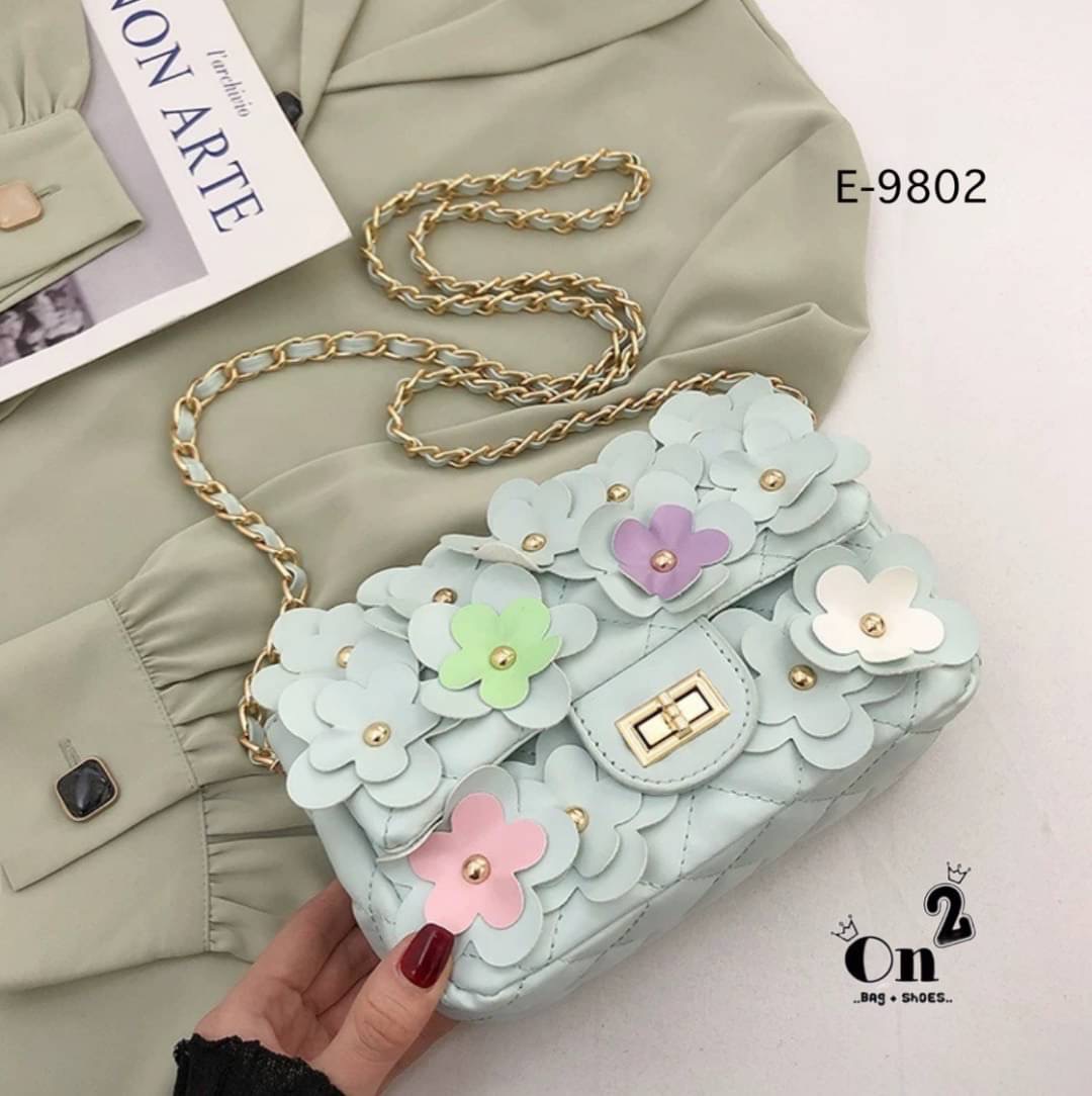 กระเป๋าสะพายชาแนล ทรงคลาสสิคเปิดหน้า แต่งดอกไม้รอบใบเพิ่มความ cute ไปอีก สายสะพายยาวครอสบอดี้ได้ค่ะ พร้อมส่ง 6 สีค่ะ