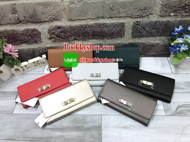 ถุงผ้าแบรนด์+สายโซ่) CHARLES & KEITH BOW DETAIL LONG WALLET กระเป๋าสตางค์ยาวหนังลายคาร์เวียร์ ด้านหน้าประดับด้วยโบว์อะไหล่สีทอง เปิด-ปิดด้วยกระดุมแม่เหล็ก ภายในมีช่องซิปใส่เหรียญ บัตร และช่องธนบัตร มาพร้อมสายโซ่ร้อยหนัง สามารถถอดออกได้ ความยาวสาย40cm คล้อ