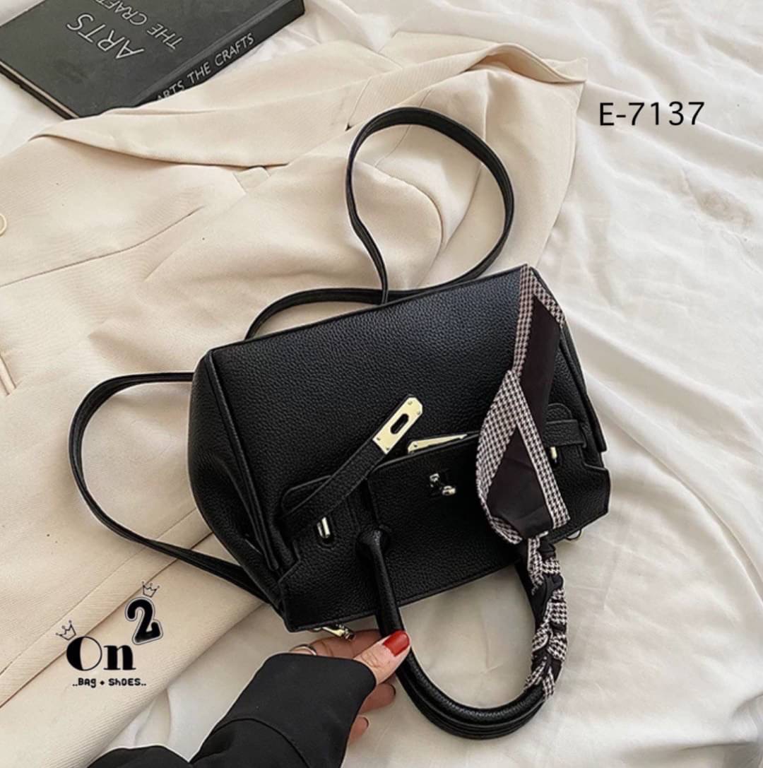 New arrivals🥳🥳 กระเป๋าแฟชั่นมาใหม่ ทรง Birkin งานสไตล์แบรนด์ เปิดหน้าอะไหล่ทอง ทรงสวยน่าใช่มากค่ะ มาพร้อมสายสะพายยาวแบบครอสบอดี้