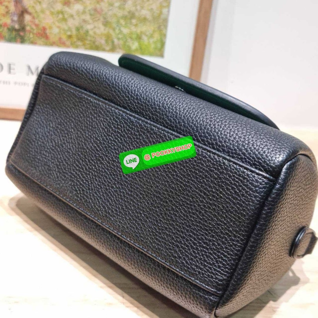 Longchamp le pliage xtra XS leather crossbody bag 🔆 Details มาใหม่! กับกระเป๋าถือ/สะพายรุ่นยอดฮิต ที่มาในดีไซน์ทูโทน โดดเด่นมีกิมมิค น่ารักน่าใช้สุดๆ รูปทรง cylinder ใช้งานง่าย ฝากระเป๋ามีช่องเล็กๆให้ได้ใส่บัตร ใส่ธนบัตรแบบหยิบจับง่ายๆ ช่องหลักเป็