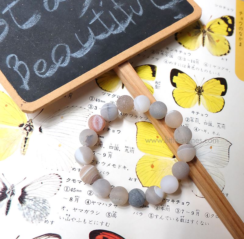 ++ Agate - อาเกต ลายธรรมชาติ สีอ่อน ๆ ขัดเนื้อทราย เม็ดกลมขนาด 10 mm // มี laughing mouth ++