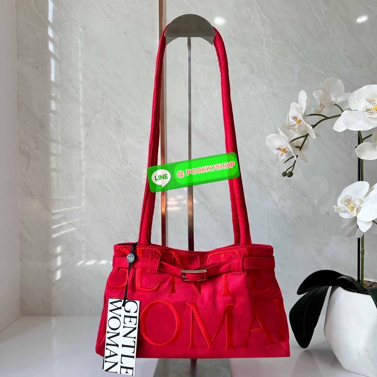 GENTLEWOMAN SUEDE BALLERINA BAG 🔖กระเป๋า Ballerina Bag ในวัสดุหนังกลับ (suede edition) พร้อมโลโก้ปักสีเดียวและรายละเอียดหัวเข็มขัด ทำให้ดูเก๋มีสไตล์โดดเด่น 🔖วัสดุ: หนังกลับ 🔖เปิด-ปิดแบบสแน๊บแม่เหล็ก ภายช่องโล่งกว้างจุของได้เยอะ