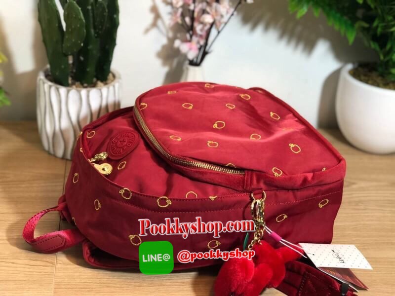 Kipling Disney's Backpack collection สุดน่ารักจากแบรนด์ kipling ขนาดกำลังน่ารักพอเหมาะสำหรับใส่ของระหว่างวัน และช่องจัดเก็บอีกหลากหลายรูปแบบ ดีไซน์สวยนับเป็นอีกหนึ่งกระเป๋าเป้ที่พร้อมให้คุณได้สะพายออกไปข้างนอกได้ทุกวันอย่างมั่นใจ เพราะแมทช์เข้ากับทุก