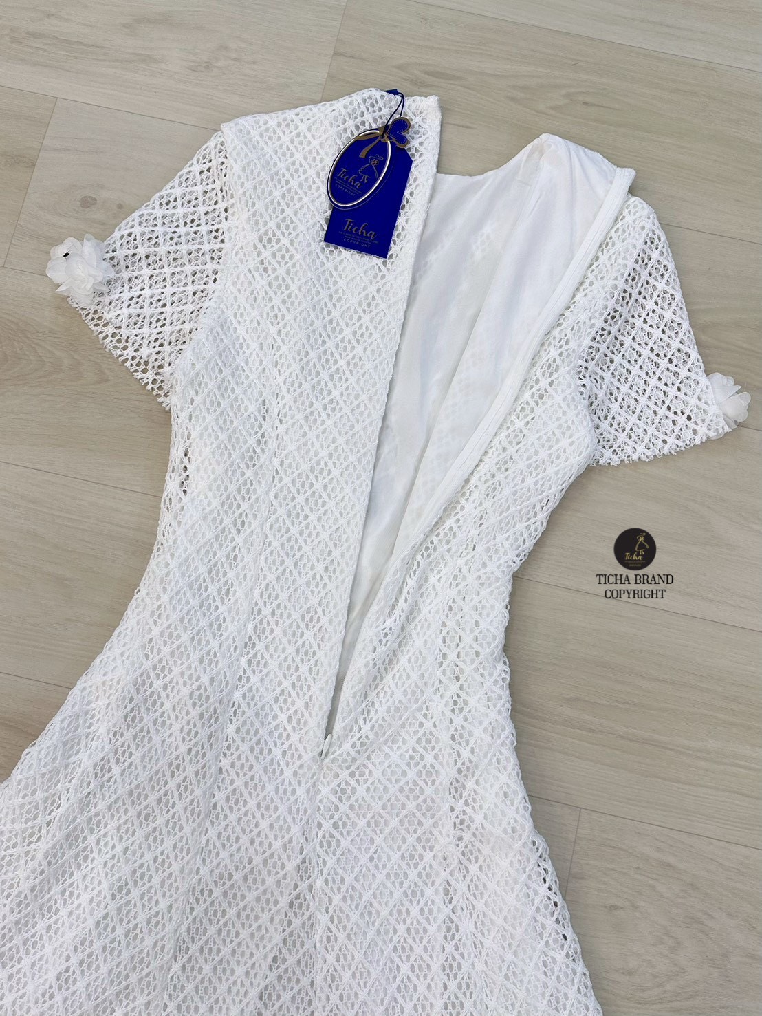 เดรสแฟชั่น Maxi เดรสแขนสั้น สีขาวคอปีน ดีเทลช่วงอกเย็บติดดอกไม้3Dทรงเข้ารูป