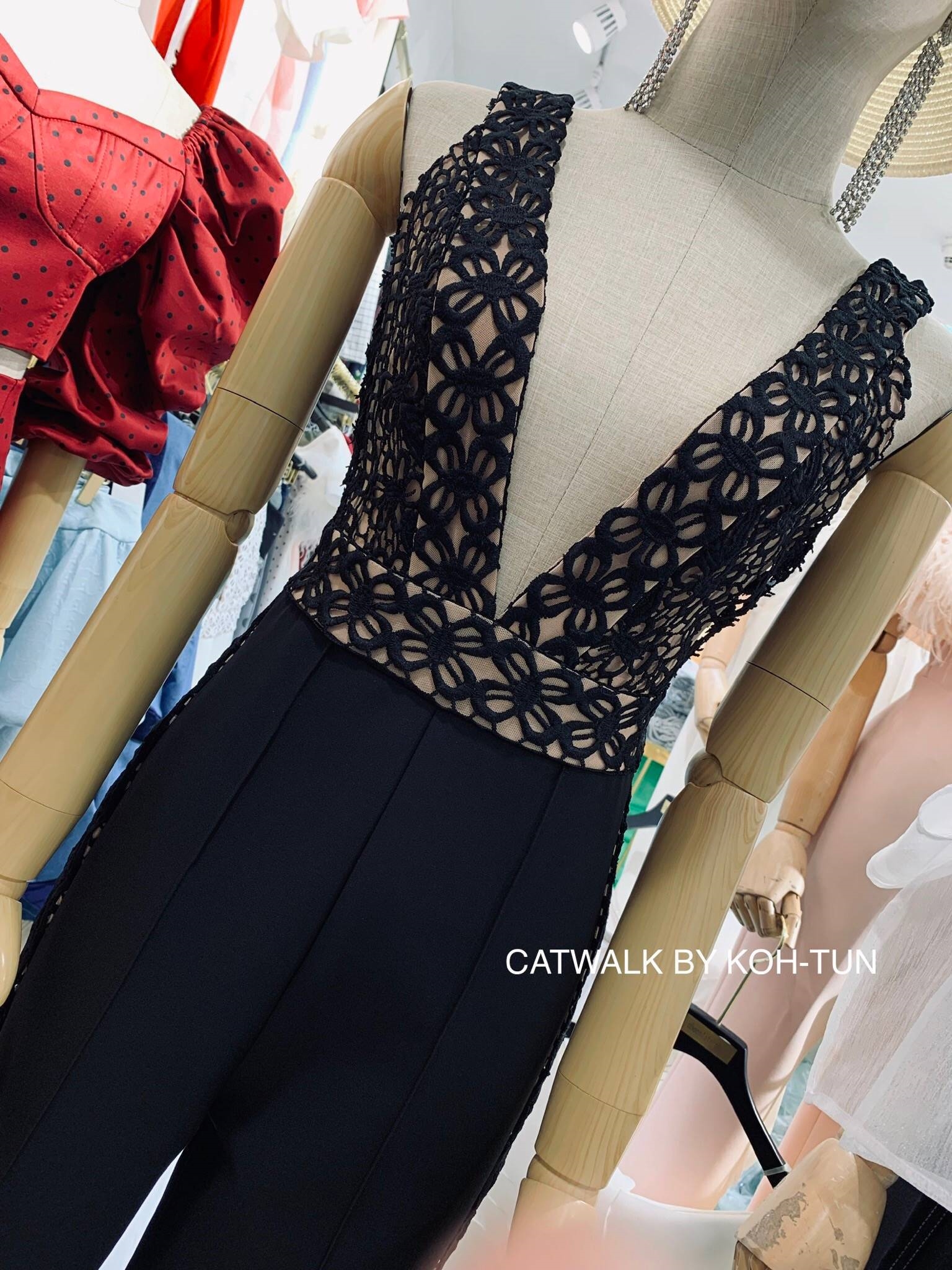 จั๊มสูทแฟชั่น จั้มสูทแต่งลูกไม้คอวี เนื้อผ้าเกรดเอเป็นทรงสวย ใช้ผ้าลูกไม้ทอลายสวย