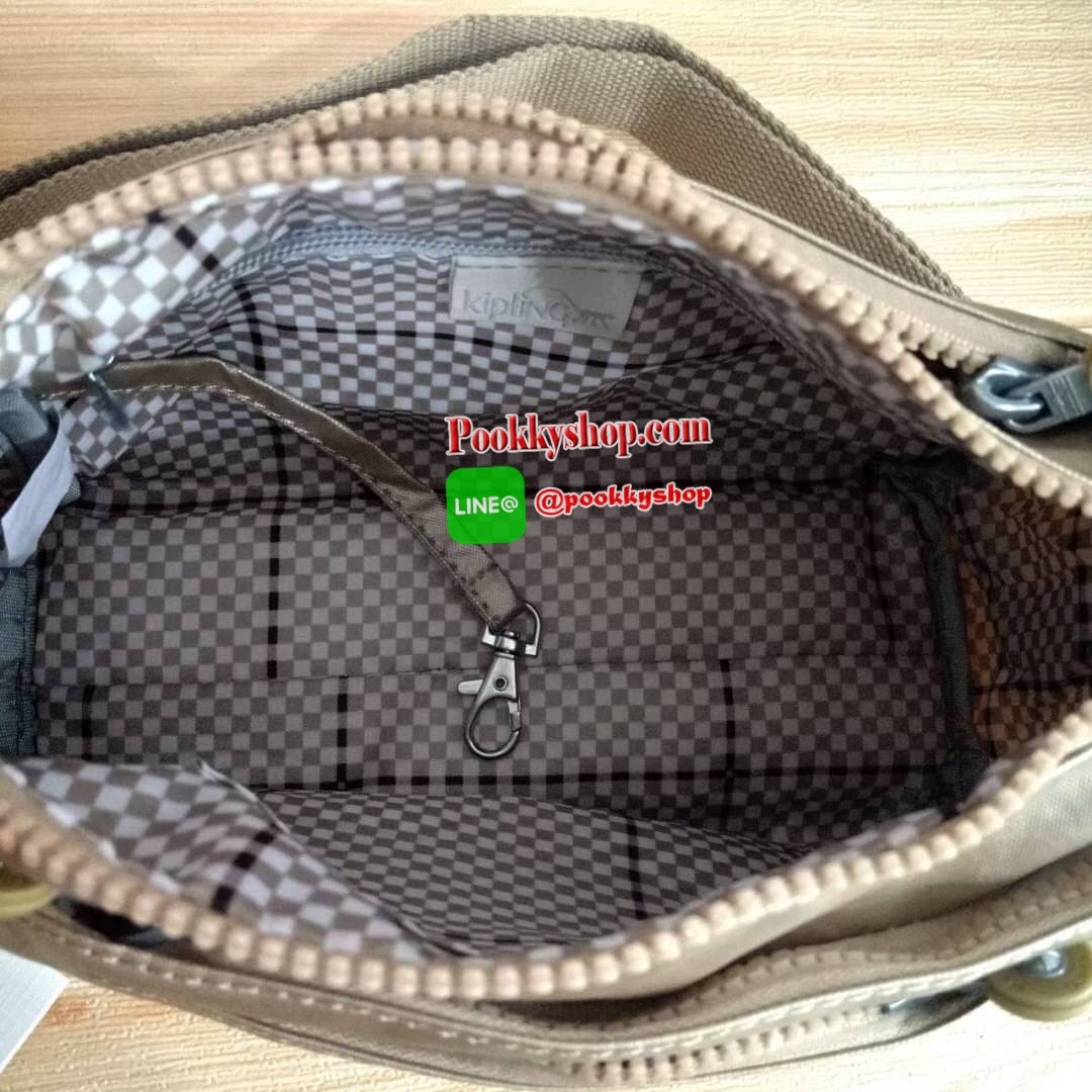 KIPLING Mini Crossbodybag กระเป๋าสะพายข้างขนาดกะทัดรัด ผลิตจากวัสดุ Nylon+ Polyester100% มีช่องใช้งานแยกย่อยมากถึง 4 ช่อง -ด้านหน้ามีช่องซิป 2 ช่อง -ช่องหลักโล่ง กว้าง จุของใช้ได้เยอะ -ด้านหลังมีช่องซิปอีก 1 ช่อง มาพร้อมพวงกุญเเจลิง สายสะพายยาวสามารถปรับไ