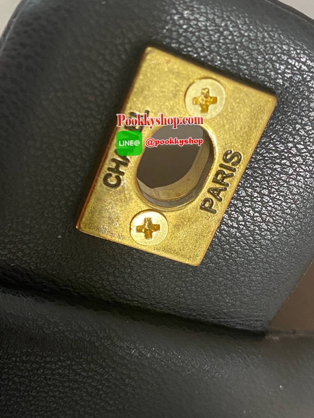 VIP CHANEL RING BAG กระเป๋าถือ / สะพายข้าง วัสดุหนังแกะลายตาราง ด้านหลังมีช่องใส่ของ เปิดปิดด้วยตัวล็อค ใส่ของได้พอสมควรค่ะ เช่น iPhone plus /กระเป๋าเงินใบสั้น-กลาง และของจุกจิกอื่นๆ สายสะพายเก็บด้านในได้ สะพายได้ 2 แบบ สวยเรียบเก๋ ต้องยกให้ใบนี้เลยค่ะ