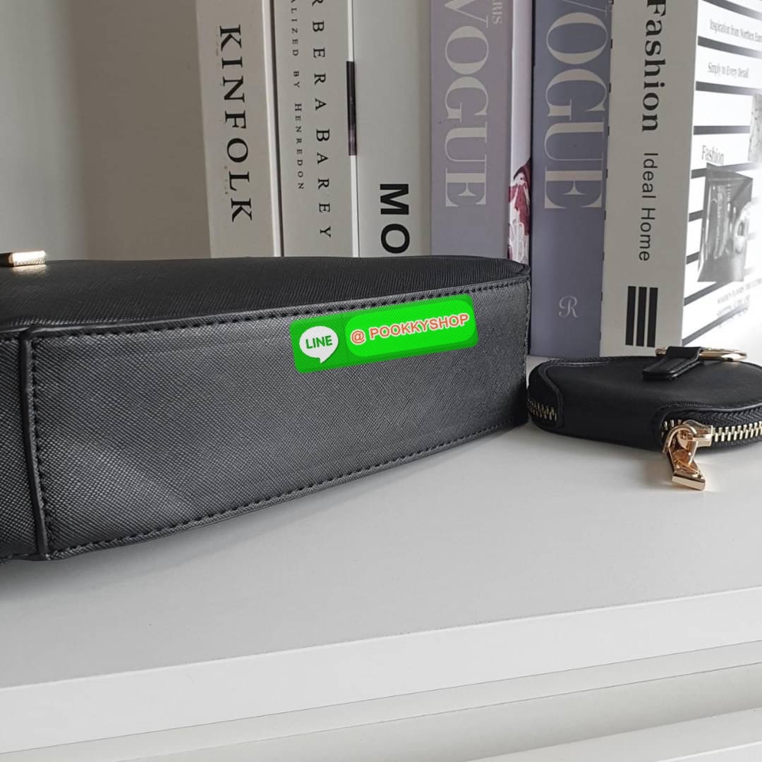 รุ่นใหม่ล่าสุด! GUESS ALEXIE TOP ZIP SHOULDER BAG กระเป๋าทรงยอดฮิต ซื้อ1ได้ถึง2ไอเท็ม วัสดุตัวหนังลาย SAFFIANO สวยหรู เปิดปิดด้วยซิปยาว ด้านในใส่กระเป๋าสตางค์ยาว มือถือได้ทุกรุ่น พร้อมช่องซิปและช่องใส่บัตรแยกให้ เพิ่มความน่ารักด้วย กระเป๋าใส่เหรียญใบเล็กท