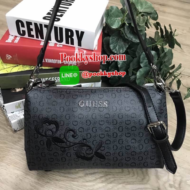 GUESS SHOULDER BAG WITH EXTRA STRAPS 2018 กระเป๋าสะพายรุ่นใหม่หนังสวยอยู่ทรงสกรีนโลโก้แบรนด์รอบใบปักดอกไม้โดดเด่นตามคอนเซ็ปคอลเลคชั่นนี้ รุ่นนี้พิเศษที่มาพร้อมสายสะพาย2สาย ทั้งสายสั้นสะพายไหล่และสายยาว Crossbody ถอดปรับได้ เปิดปิดด้วยซิป ภายในมีช่องแบ่ง3ช