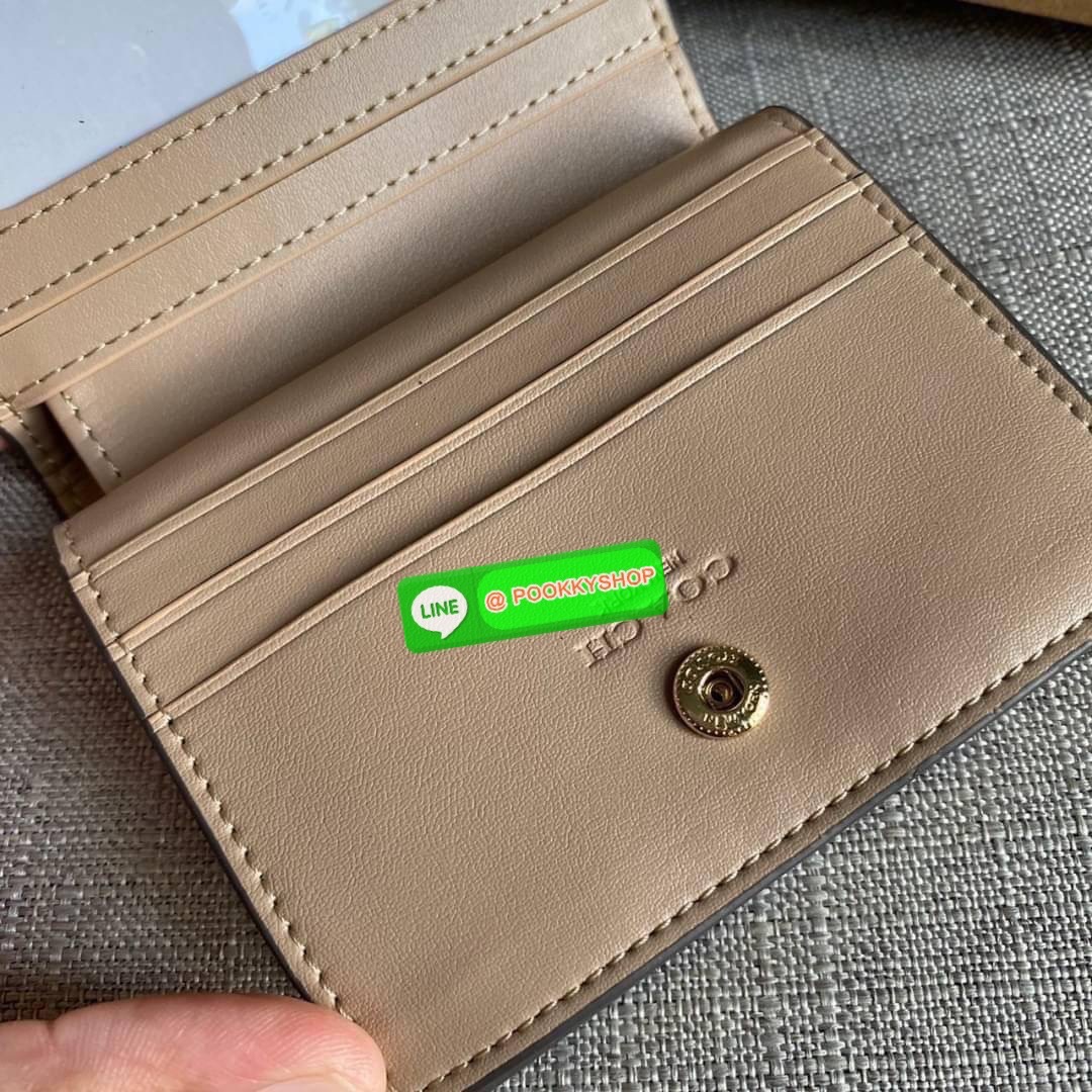 COACH X JEAN MICHEL BASQUIAT SNAP WALLET (COACH C5614) 🛍กระเป๋าสตางค์ใบเล็ก พกพาสะดวก วัสดุหนังแท้ ทนทาน เปิด-ปิดด้วยกระดุม ภายในมีช่องใส่บัตร ใส่ธนบัตรได้ทุกชนิด พร้อมช่องซิปแยกใส่เหรียญคะ