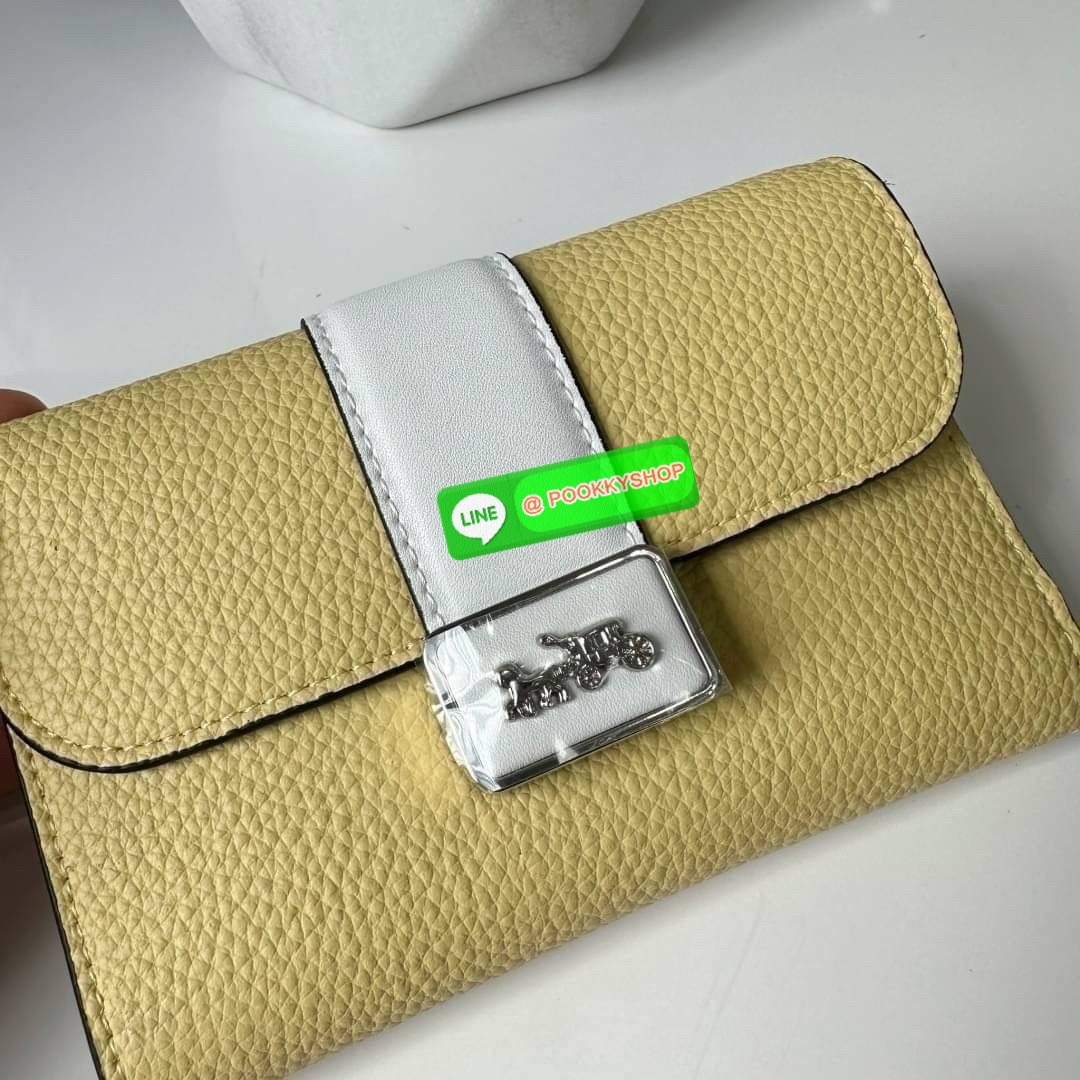 Coach Medium Grace Wallet (Cl421) 🔖กระเป๋าสุดหรูใบกลาง ขนาดกำลังดีกระทัดรัด 🔖วัสดุ : pebble leather 🔖ภายในมีช่องใบบัตรเครดิต 6 ช่อง มีช่องใส่เหรียญแยก สามารถใส่ธนบัตรแบงค์พันได้คะ