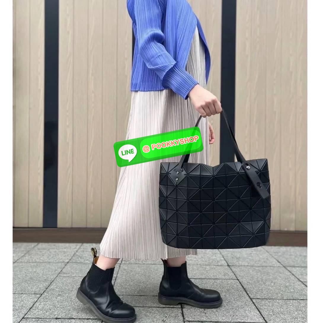 Bao bao Issey Miyake Rock Matte กระเป๋า Bao Bao ซีรีส์นี้จะเป็นทรงสี่เหลี่ยมผืนผ้าและทรงสี่เหลี่ยมจัตุรัส น้ำหนักเบา มีซิปปิดด้านบน ถือเป็นรุ่นที่เหมาะกับการใช้งานในชีวิตประจำวัน สามารถพับมุมและบริเวณด้านล่างของกระเป๋าเพื่อเพิ่มความสะดวกสบายในการใช้งาน ทั