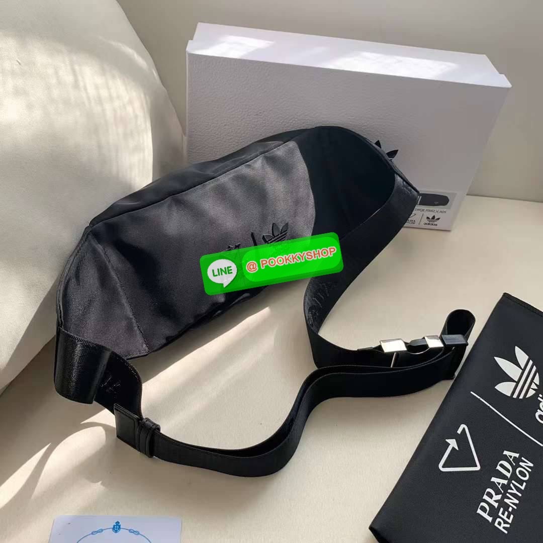 New Arrivals!!!PRADA Bag Premium gift กระเป๋าถือหรือสะพายพรีเมี่ยมกิ๊ฟ ซึ่ง Adidas และ Prada นำเสนอ กระเป๋าคาดเอวสไตล์สปอร์ตและอเนกประสงค์ และนำแถบสามแถบที่เป็นเครื่องหมายการค้าของ Adidas มาปรับปรุงใหม่ให้เป็นหนัง Saffiano ซึ่งเป็นวัสดุสัญลักษณ์ของ Prada