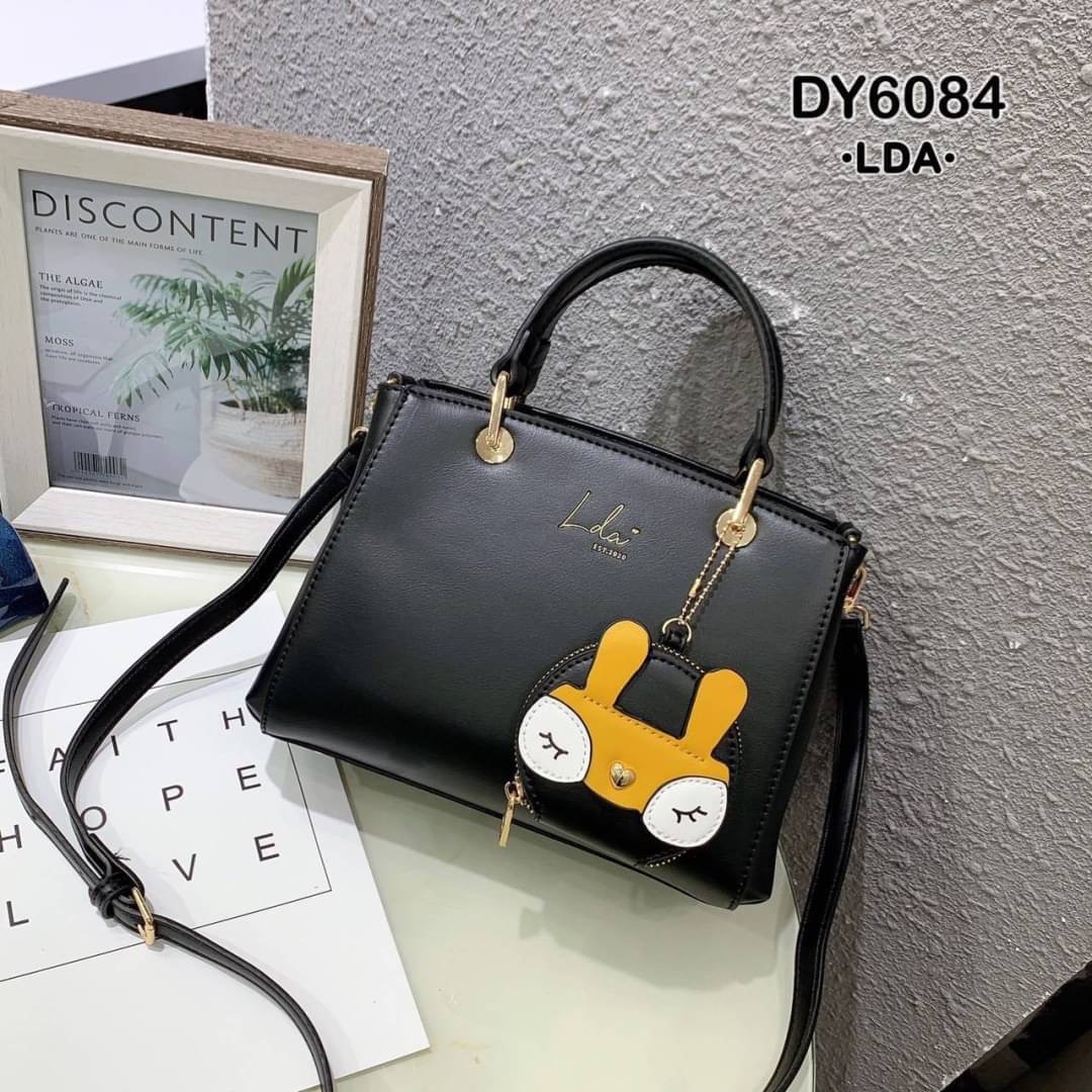 พร้อมส่ง!!! กระเป๋าสะพายแบรนด์ LDA ของแท้💯 📝ลดา รุ่นใหม่ล่าสุด สวยมาก ใบใหญ่ หนังเรียบหรูดูดี สีสวยทุกสีค่ะ อะไหล่ทองปั๊มทุกจุด ตรงกลางติดโลโก้แบรนด์ ดีไซน์สวยแบบทันสมัย หูจับแข็งแรงทนทาน งานถือได้สะพายข้างได้ ซับในปั๊ม แบ่งเป็น 2 ช่องใหญ่