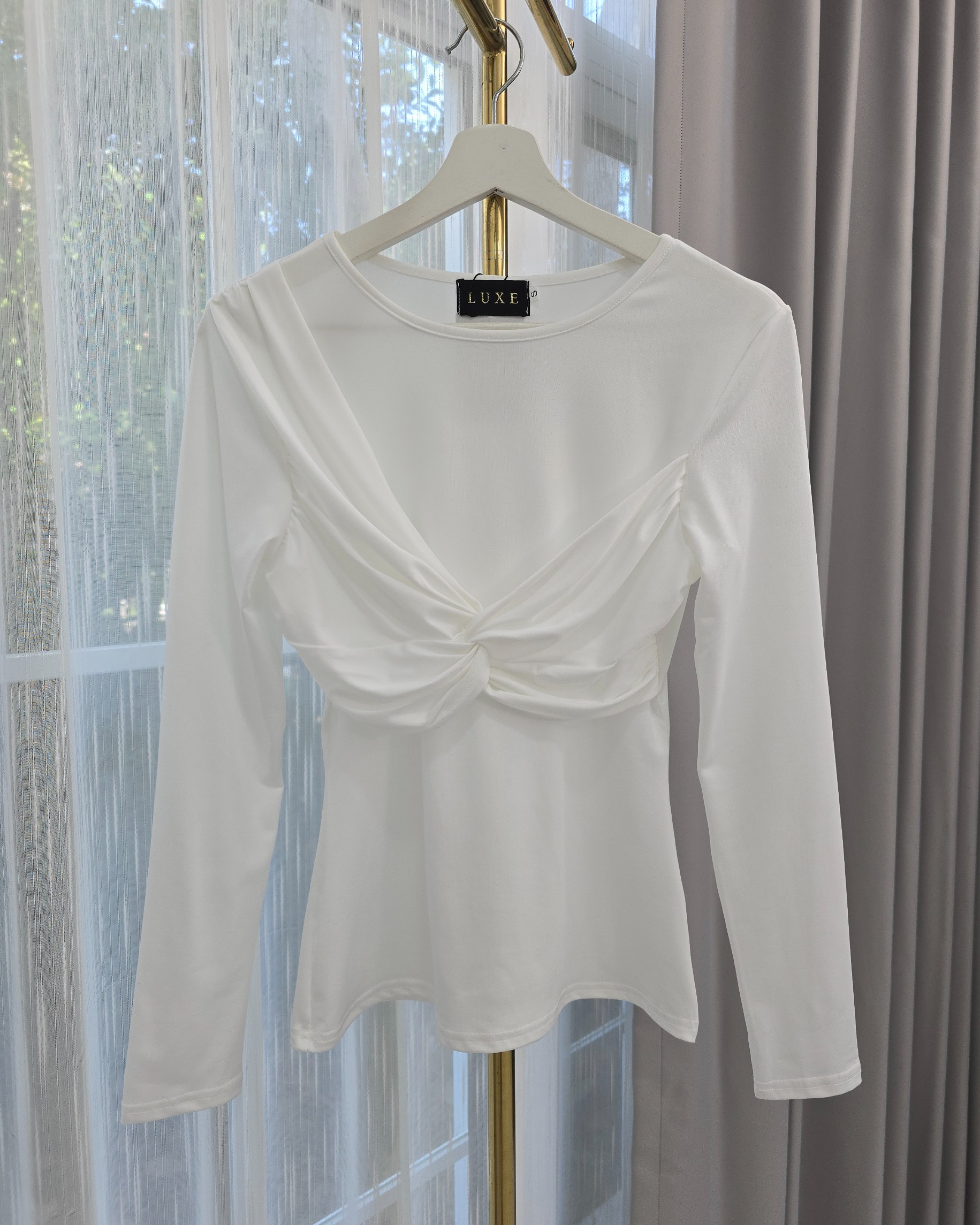 เสื้อแฟชั่น เสื้อคอกลมแขนยาว ลูกเล่นทวิสต์ที่คอเสื้อ ทรงเข้ารูปเล็กน้อย