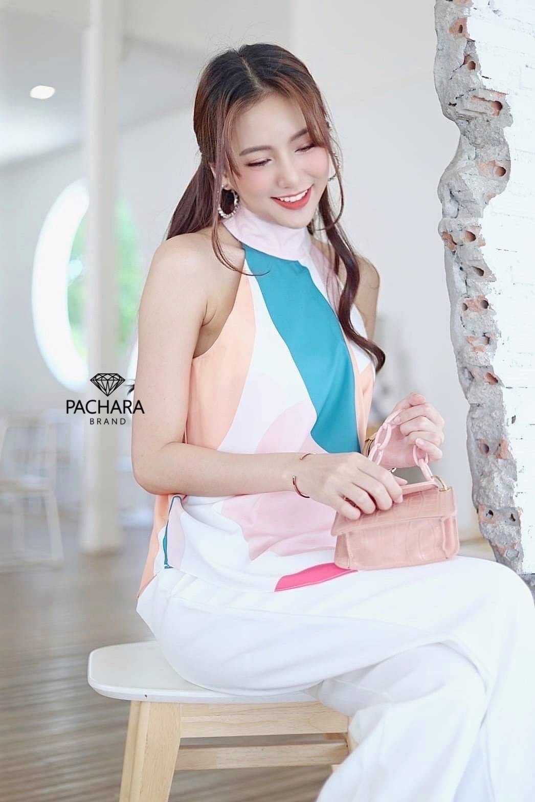 เซ็ต 2 ชิ้น เสื้อเว้าไหล่ชายเฉียง เนื้อผ้าพริ้วพิมพ์ลายสีสันสดใส แมทช์คู่กับกางเกงขายาวเอวสูงสีขาว งานซิปด้านหลัง มีซับในอัดกาวอย่างดี รุ่นนี้ใส่ชิลล์ถ่ายรูปสวยได้ทุกโอกาสเลยนะคะ