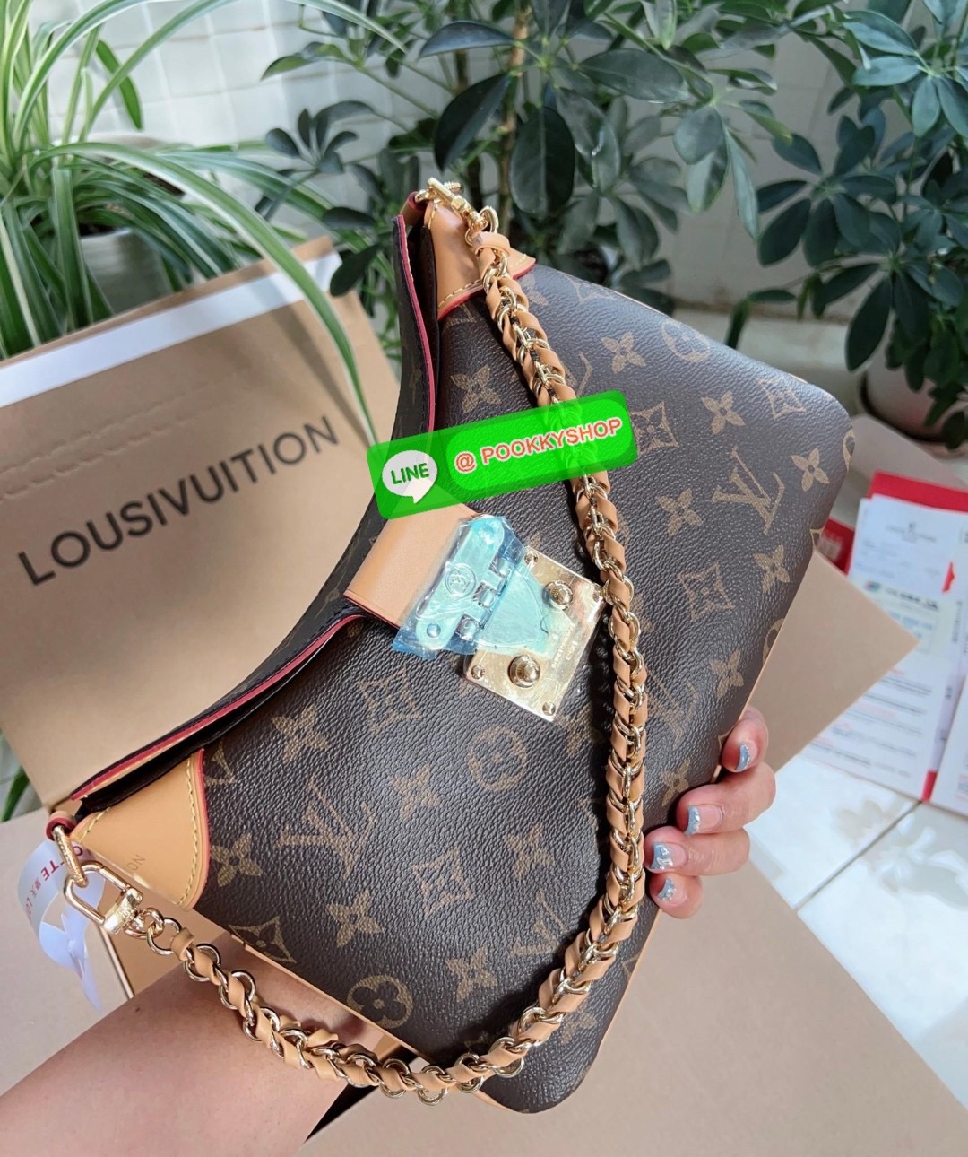 NEW IN เป็นอีกหนึ่งรุ่นที่สวยและดูดีมาก ห้าทพลาด! LOUIS VUITTON TWINNY BAG ((VIP GIFT DUTY FREE ตปท.)) 🔖พร้อมส่ง! เปิดออกมาน้องจะมีความหอมอ่อนๆในตัว คือดีย์มากๆ หนังแท้อย่างดี มีความนิ่ม ทรงสวย เก๋ ใช้ได้กับทุกๆวันไม่เบื่อเลยค่ะสาวๆ
