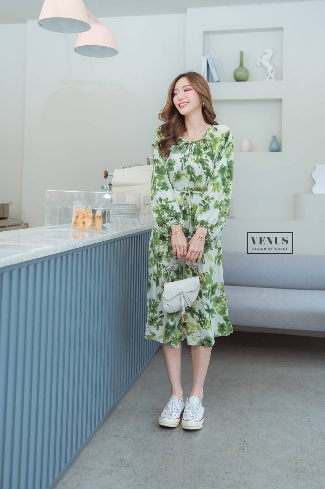 I'm Lady By Venus Flora MaxiDress แม๊กซี่เดรสแต่งแขนพอง ทรงปล่อยพิมพ์ลายดอกไม้ งานสวยน่ารักมากๆคะ ใส่สบายสุดๆคะ มาพร้อมกับสายผูกเอวเข้าชุดกันคะ แม๊ทกับรองเท้าผ้าใบก็น่ารักคะ