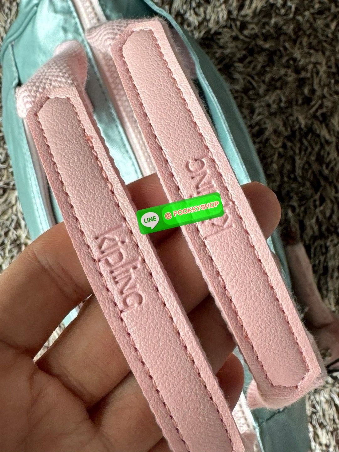 Kipling revir limited Japan shoulder bag เป็นอีกหนึ่งกระเป๋าสุดอเนกประสงค์สามารถใช้งานหลายรูปแบบทั้งกระเป๋าสะพายข้าง สะพายไหล่ หรือกระเป๋าถือด้วยสายสะพายที่สามารถปรับระดับและถอดออกได้ ดีไซน์คลาสสิกและเรียบง่ายพร้อมประดับโลโก้และลิงอันเป็นซิกเนเจอร์ แมตช์ก