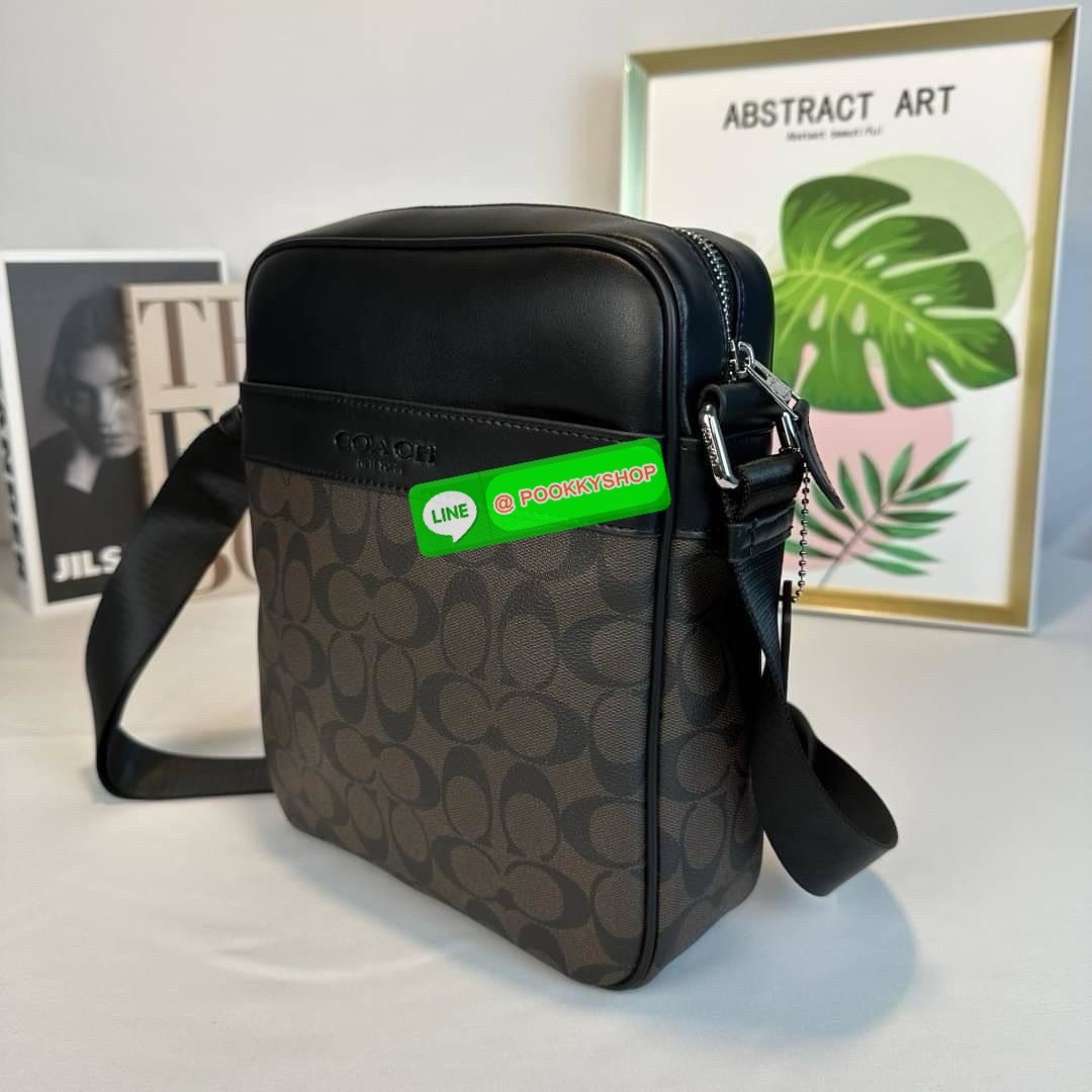 กระเป๋า Coach CHARCOAL/BLACK (COACH F54788) กระเป๋าสะพายซิกเนเจอร์เคลือบ PVC พร้อมขอบหนังปิดด้วยซิป ซับในผ้าด้านนอก: กระเป๋าแบบเปิดด้านหน้าหนึ่งช่องและกระเป๋าแบบเปิดด้านหลังหนึ่งช่อง ด้านในมีซิปและกระเป๋าเอนกประสงค์ สายปรับได้สำหรับสะพายไหล่หรือสะพายข้าง