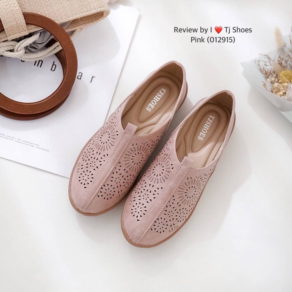 พร้อมส่งรองเท้าเพื่อสุขภาพ ที่ทั่งเกร๋ทั้งน่ารักสุดๆ รองเท้ารุ่นนี้เป็นงานสั่งทำพิเศษ หนังนิ้มนิ่ม ฉลุลายน่ารักๆ มีรูระบายอากาศใส่แล้วเท้าไม่อับ น้ำหนักเบา ใส่นุ่มเดินทั้งวันได้สบายมากๆ ส้นยางเกรดพรีเมี่ยมอย่างดี แมทกับชุดอะไรก็เกร๋ เป็นรุ่นแนะนำ ซื้อไปรั