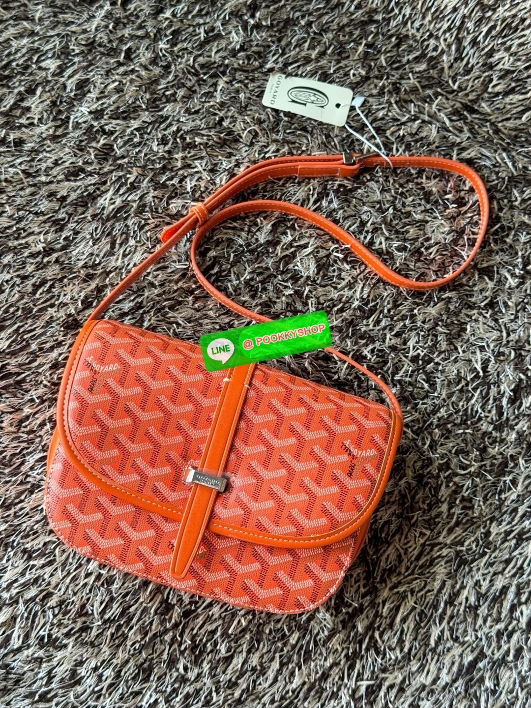 Goyard belvedere pm แบรนด์ดังจากฝรั่งเศส เรัยบหรูแต่ดูสง่า สะดุดตาด้วยลายเฉพาะตัว วัสดุที่นำมาตัดเย็บกระเป๋าเป็นวัสดุผ้าใบ Canvas ที่มีชื่อเรียกว่า “Goyardine” ซึ่งเป็นผ้าใบที่เป็นการผสมผสานระหว่างผ้าฝ้าย (Cotton), ผ้าลินิน (Linen) และ ผ้าป่าน (Hemp) ทำกา