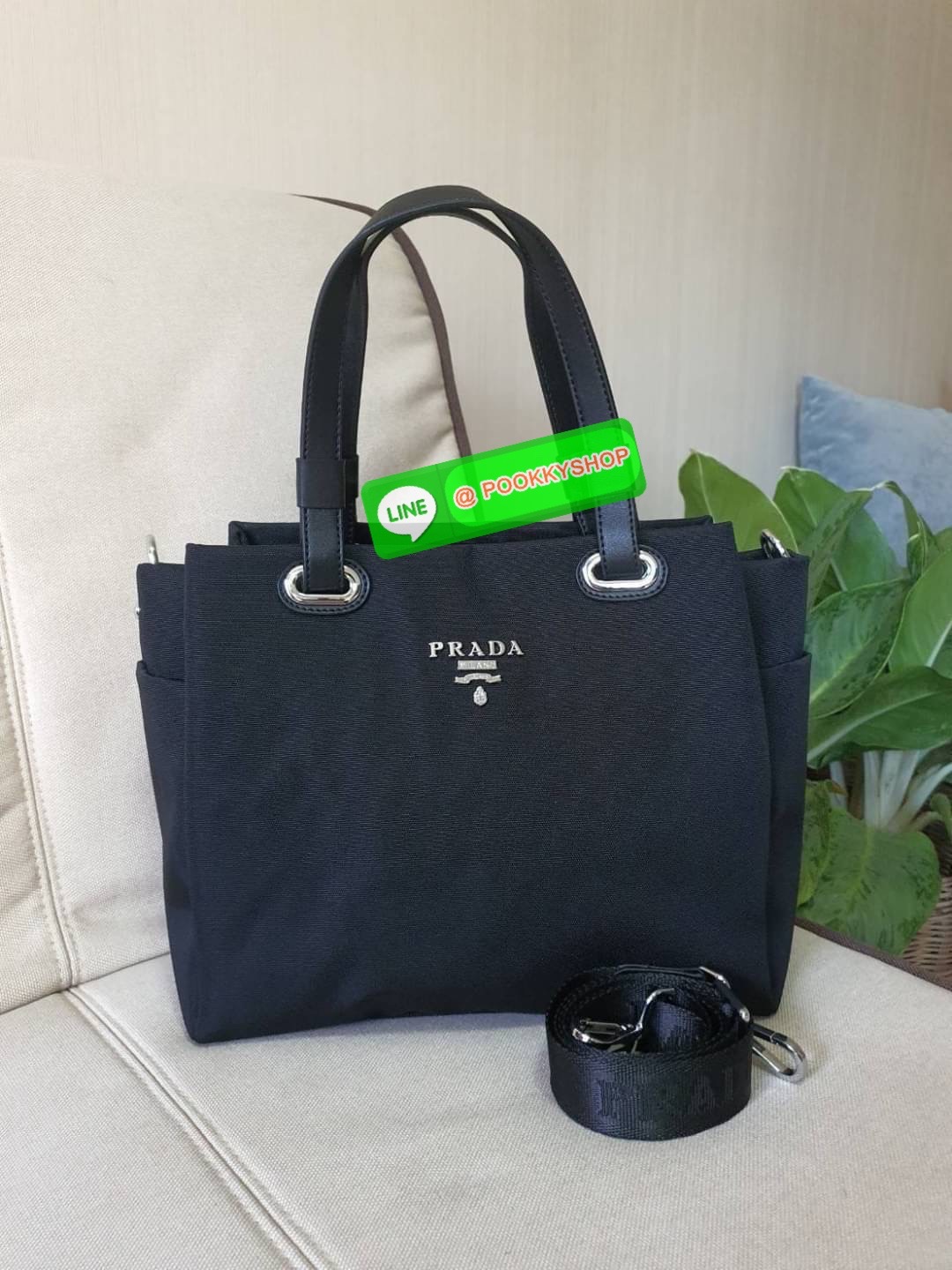 พร้อมส่งรุ่นใหม่ จากแบรนด์ PRADA งานพรีเมี่ยมกิ๊ฟท์จากเคาเตอร์ต่างประเทศค่ะ ทรง Handbag มาพร้อมสายยาว วัสดุทำจากผ้า POLYESTER สามารถกันน้ำได้ ด้านหน้ามีโลโก้แบรนด์ ด้านหลังมีช่องซิป สำหรับใส่ของ เปิดปิดด้วยซิป ภายในมีช่องซิป และช่องใส่ของแบ่ง บุผ้าลายแบรน