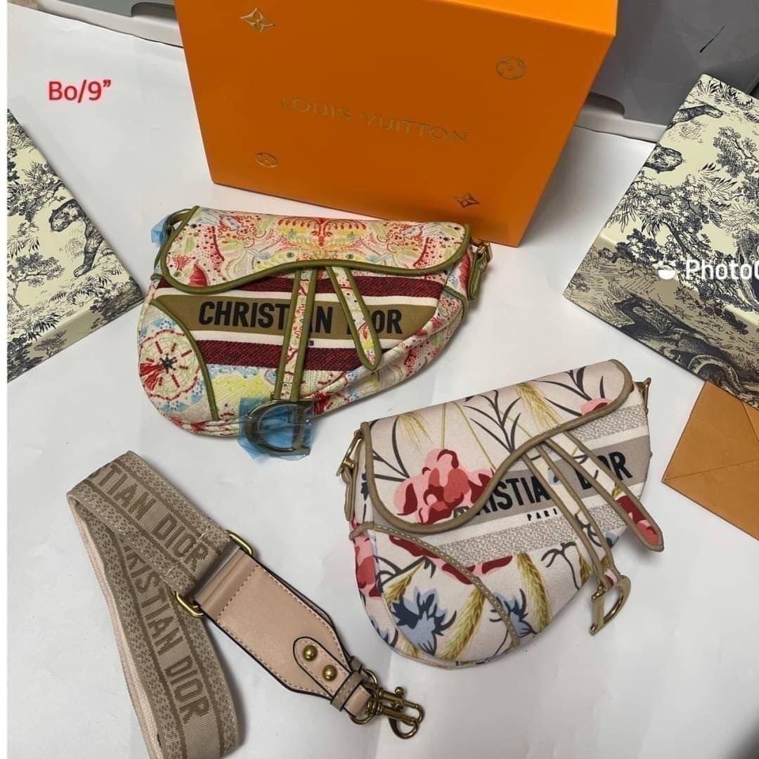 กระเป๋าสะพายข้างแบรนด์ christaian dior วัสดุตัวกระเป๋าเป็นหนังแคนวาสลาย Dior สวยมาก น่าใช้ อะหลั่ยสีทอง สายสั้นเป็นหนังสีเดียวกับตัวกระเป๋าสะพายขึ้นไหล่ได้นะคะ มาพร้อมสายยาวเป็นสายผ้าแฟชั่นลาย dior