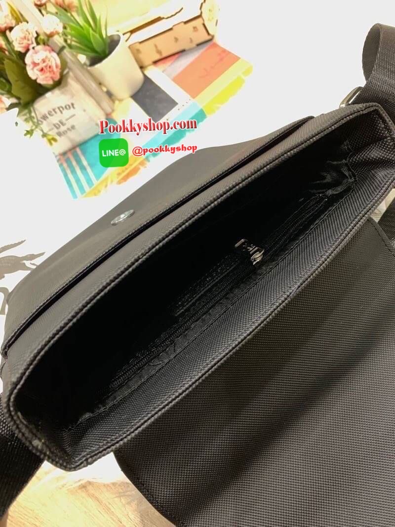 ลาคอส Classic Flap Crossover Bag จากแบรนด์ดัง หนังสวยงามตามแบบฉบับของแบรนด์ ด้านหน้ามีสัญลักษณ์จรเข้เป็นโลโก้แบรนด์ เปิดปิดด้วยกระดุมแม่เหล็ก ภายในมีช่องใส่ของเป็นสัดส่วน ขนาดกำลังดี ใส่ มินิipad , กระเป๋าสตาค์ยาวได้ สายสะพายยาวมปรับความยาวได้ฟร