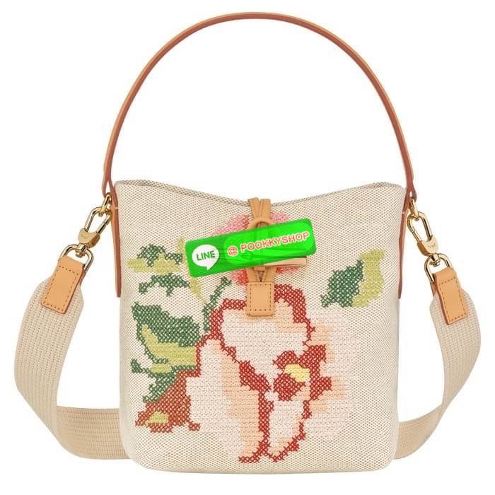 Longchamp Roseau Essential Fleurs กระเป๋าทรงถังขนาดเล็ก วัสดุผ้าฝ้าย ลายปักษ์ดอกกุหลาบ Roseau เป็นคอลเล็คชั่นที่สดใสและเรียบง่าย ซับในสีพื้น อะไหล่สีทอง น้ำหนักเบา จุของได้เยอะ มีสายสะพายไล่ ถอดสายได้ Crossbody ได้