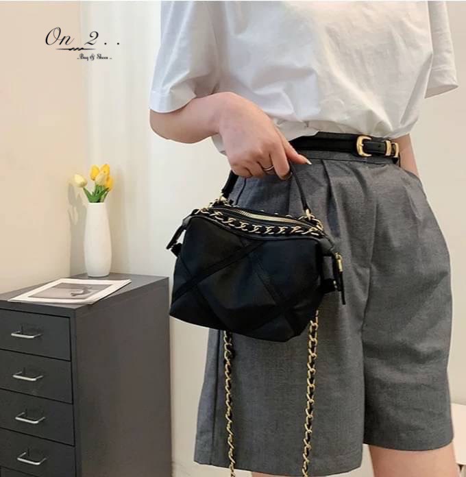 NEW Arrival CHANEL Nylon Crossbody bag กระเป๋าผ้าไนลอนเดินด้ายตารางสีดำ อะไหล่สีทองเข้ม สายโซ่ร้อยหนัง อะไหล่สีทอง สวยเลิศ♥️