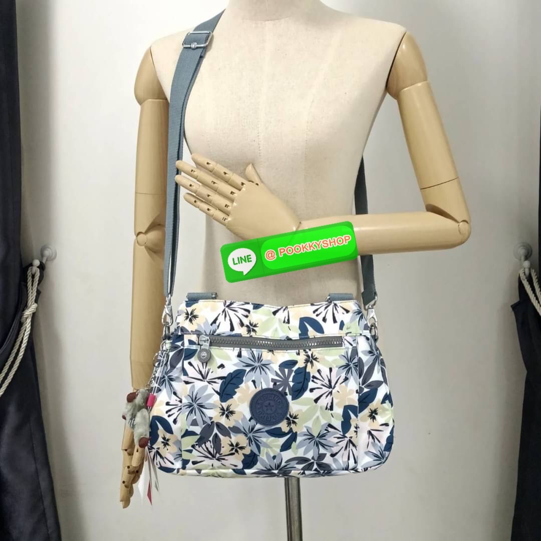 KIPLING ELISE HANDBAG กระเป๋าถือและสะพายไหล่ วัสดุ Nylon +Polyester ขนาดกำลังพอดี จุของได้มาก มีหูจับสองสาย ถือสะดวก น้ำหนักเบา มีช่องซิป ด้านหน้า ช่อง กระเป๋าหลักเปิด-ปิดด้วยซิป มี3 ช่องว่างใส่ของได้จุมากๆ ใส่มือถือได้ กระเป๋าสตางค์ใบยาว และ เครื่องสำอาง