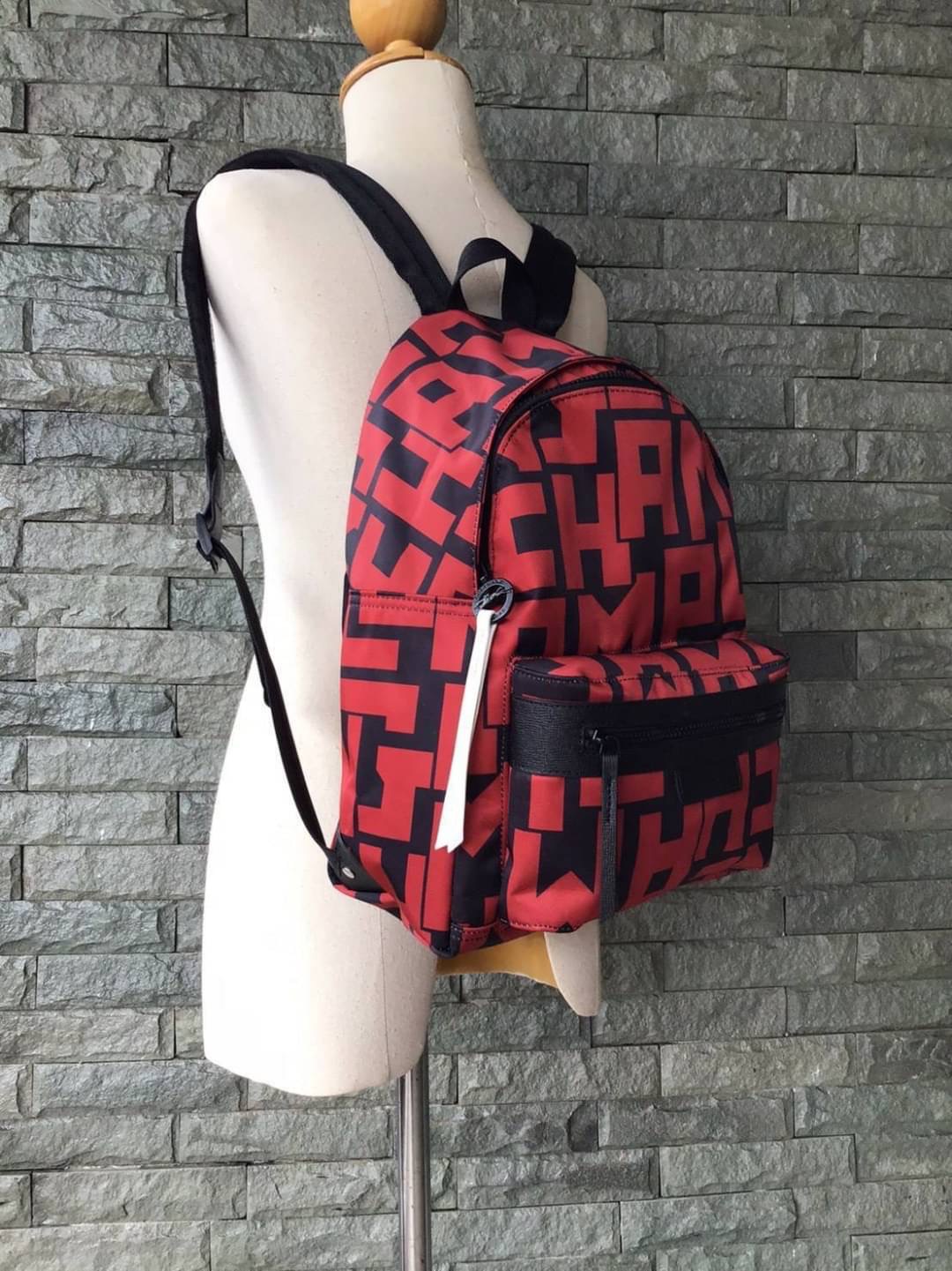 LONGCHAMP LE PLIAGE LGP BACKPACK รายละเอียด • วัสดุ: ผ้าใบ • อะไหล่: นิกเกิล • ตัวกระเป๋า: ผ้าใบโพลีอะไมด์เคลือบด้านใน • ตกแต่ง: หนังวัว รายละเอียดภายนอก • การปิด: ด้วยซิป • สายสะพาย: เลื่อนปรับระดับได้ • ช่อง: 1 ช่องซิป ภายใน • ช่องใส่ของ: 1 ช่อง ช่องด้า