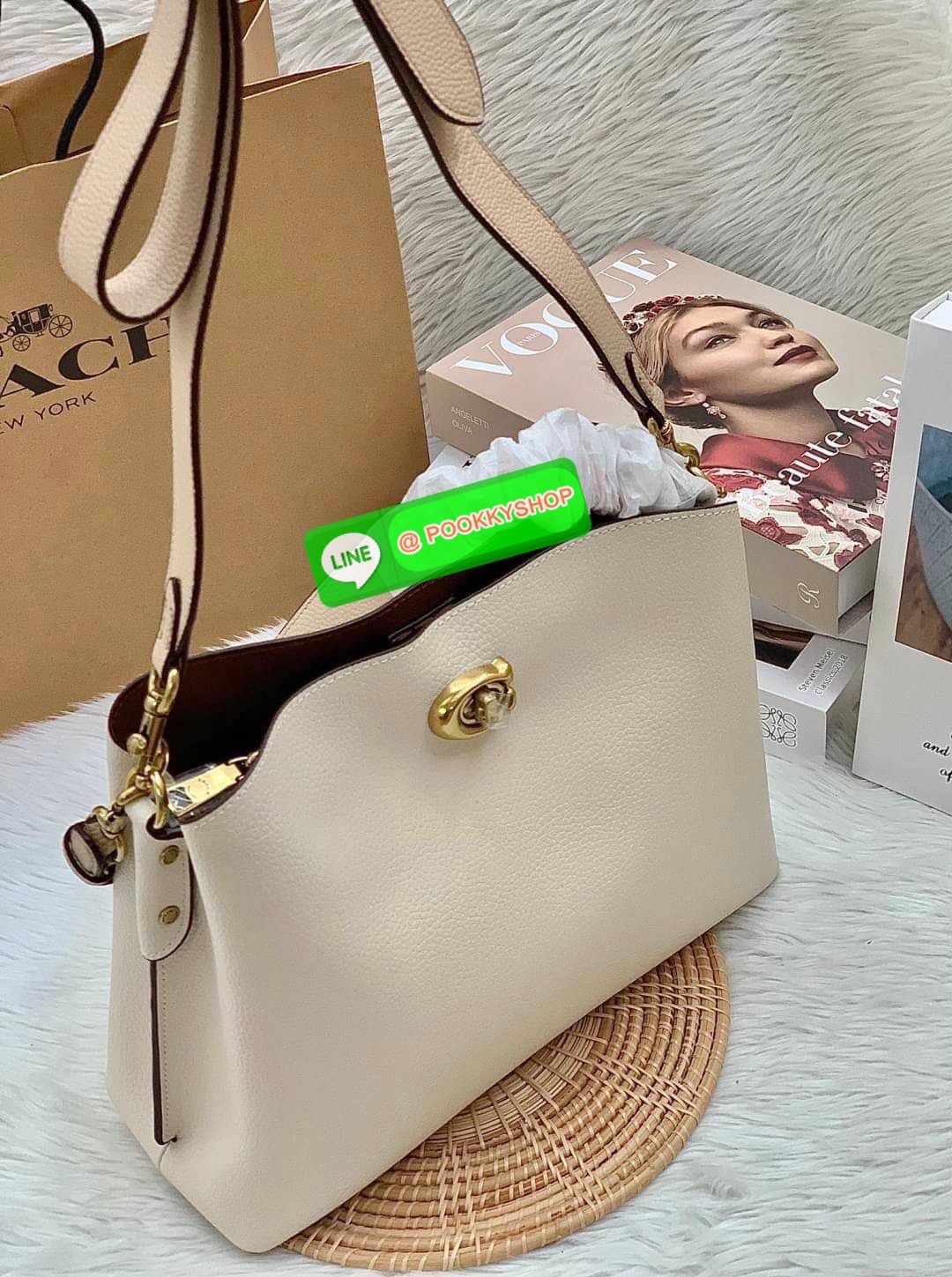 COACH WILLOW SHOULDER BAG ((C2745//C2590//C2621)) พร้อมส่ง ไม่ให้หลงรักยังไงไหว 🔺กระเป๋าหิ้ว//คล้องไหล่//สะพายข้าง สุดคุ้ม! หนังแท้ชั้นดีที่สุด ได้ไปหลงรักแน่นอนค่ะ หนังสวยมากๆ 🔺ตัวกระเป๋าแบ่งเป็นสองช่องหลัก ด้านนึงเป็นแบบหมุนล็อค//อีกด้าน