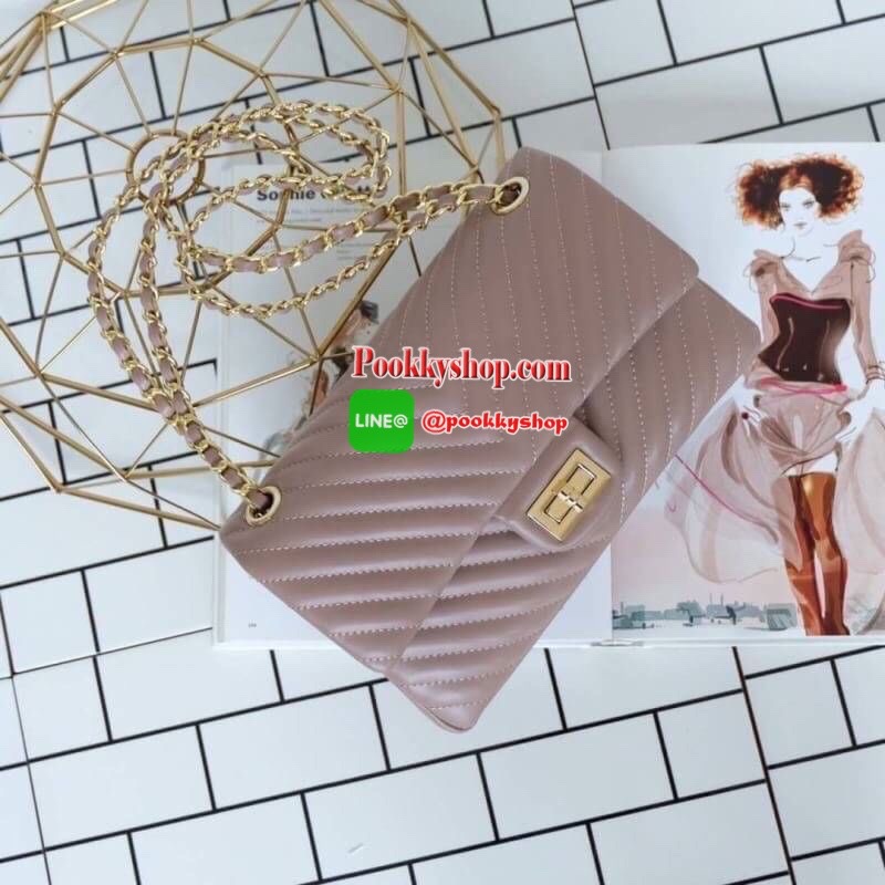 มาเพิ่มละค่า งาน Best Seller พร้อมสีใหม่สวยๆ มาให้เลือกเพิ่มอีก 2 สี !! KEEP รุ่น shoulder chevron chain handbag สวย หรู มากๆ เลยน๊า กระเป๋าอยู่ทรง หนังตัวใหม่ Microfiber สวย ทนกว่าเดิม ตัวกระเป๋าเย็บประณีต สายโซ่ปรับ สั้น ยาวได้คะ ภายในสีแดง มีช่องใส่ของ