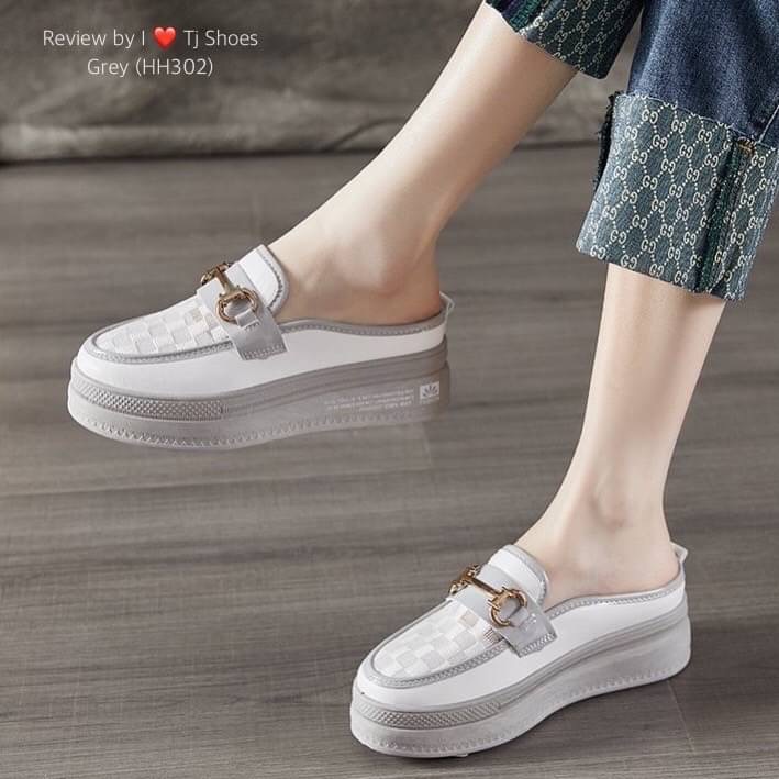 ที่สุดของความเกร๋ขายดีมากๆ ต้องยกให้คู่นี้จร้า!!! รองเท้าผ้าใบเพื่อสุขภาพ สุคคิ้วท์ สวมใส่ง่าย ทรงสวย พื้นยางอย่างดี รุ่นนี้ใส่แล้วเท้าไม่อับชื้นน่ะคะ จับแมทกับชุดอะไรก็เกร๋แถมใส่ได้เรื่อยๆ สวยด้วยเพื่อสุขภาพเท้าที่ดีด้วย ควรมีไว้เป็นคู่โปรด เป็นรุ่นที่ทา