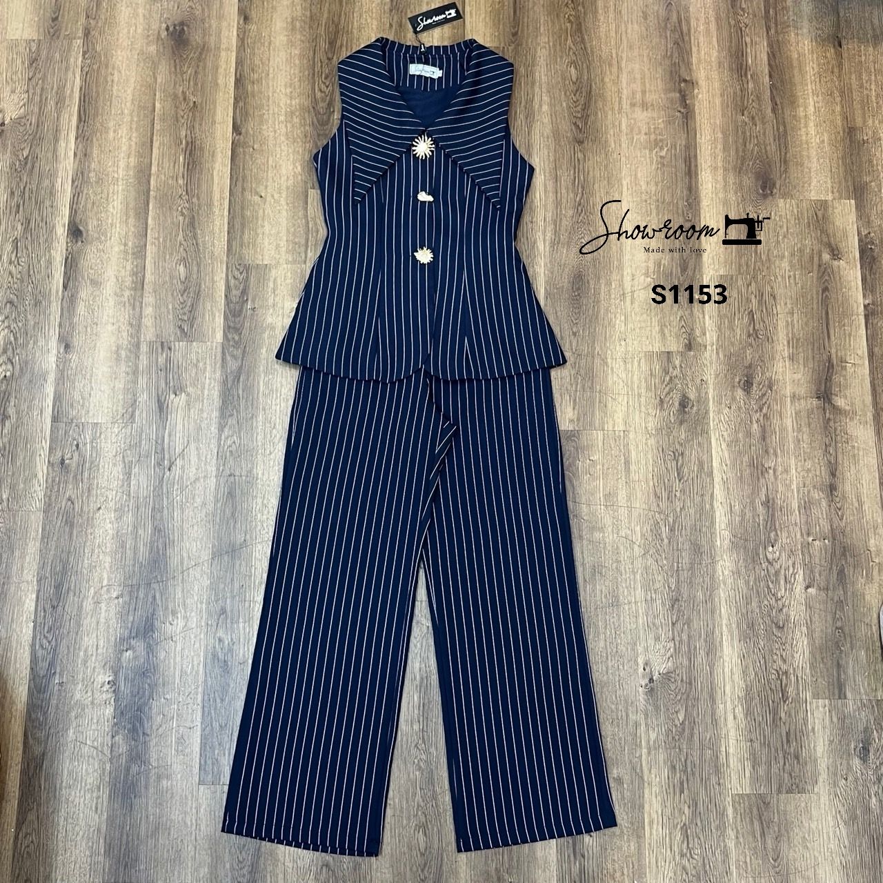 ชุดเซทแฟชั่น Stripe navy set ที่โดดเด่นด้วยการเลือกกระดุมโลหะสีทองดีไซน์แจ่ละเม็ดไม่ซ้ำกัน