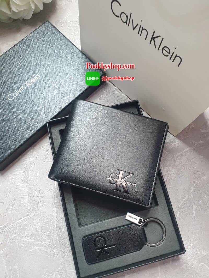 Calvin Klein Short Wallet with Key Set กระเป๋าสตางค์ใบสั้น Set สุดคุ้ม ซื้อ 1 ได้ถึง 2 : กระเป๋าสตางค์+พวงกุญแจ กระเป๋าสตางค์ใบสั้นแบบพับหนังวัวแท้ มาพร้อมพวงกุญแจ กระเป๋ามีน้ำหนักเบา ประดับโลโก้ด้านหน้ามุมขวาล่างปั้มนูน ภายในมีช่องใส่บัตร ใส่ธนบัตร ใส่เห