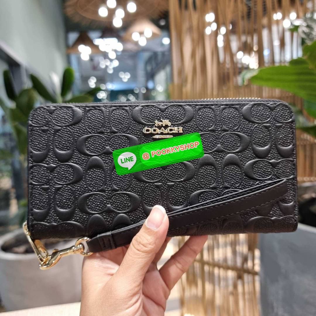 COACH C7360 LONG ZIP AROUND WALLET IN SIGNATURE LEATHER พร้อมเสิร์ฟความเลิศหรู ไม่ต้องรอพรีฯ ใหม่ล่าสุด กระเป๋าสตางค์ใบยาวกึ่งคล้องมือ สีคลาสสิค ขายดี ถือใช้คือขับผิวสุด!! วัสดุหนังแท้ปั๊มลายนูนสวยคม มาพร้อมสายคล้องมือ ถอดออกได้ ภายในใส่บัตรได้เยอะ มีช่อง